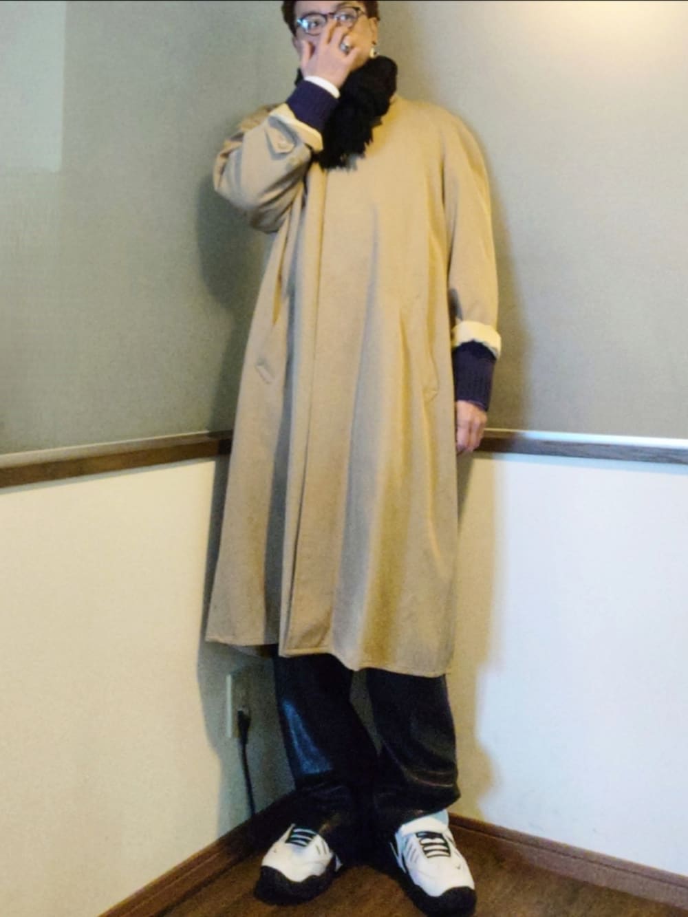 パープル系のニット/セーター、ホワイト系のシャツ/ブラウス、ベージュ系のトレンチコートを着用したメンズの冬コーディネートの2枚目の写真