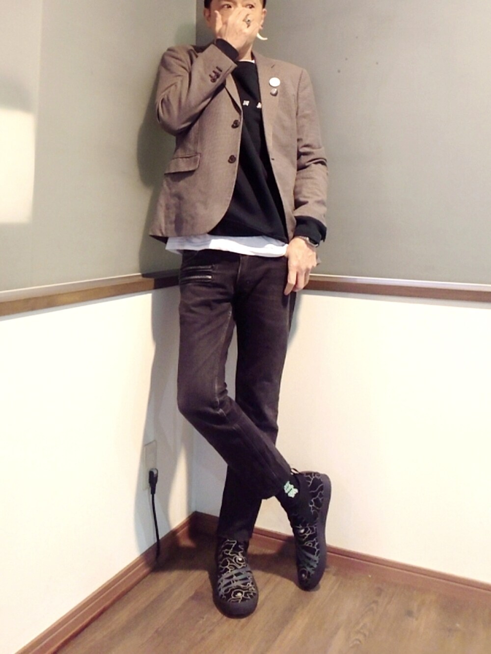 ブラック系のスウェット、その他のテーラードジャケット、ブラック系のスニーカーを着用したメンズの春コーディネートの3枚目の写真