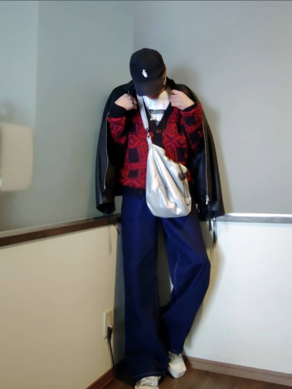 レッド系のカーディガン/ボレロ、ホワイト系のTシャツ/カットソー、ブラック系のブルゾンを着用したメンズの冬コーディネートの3枚目の写真