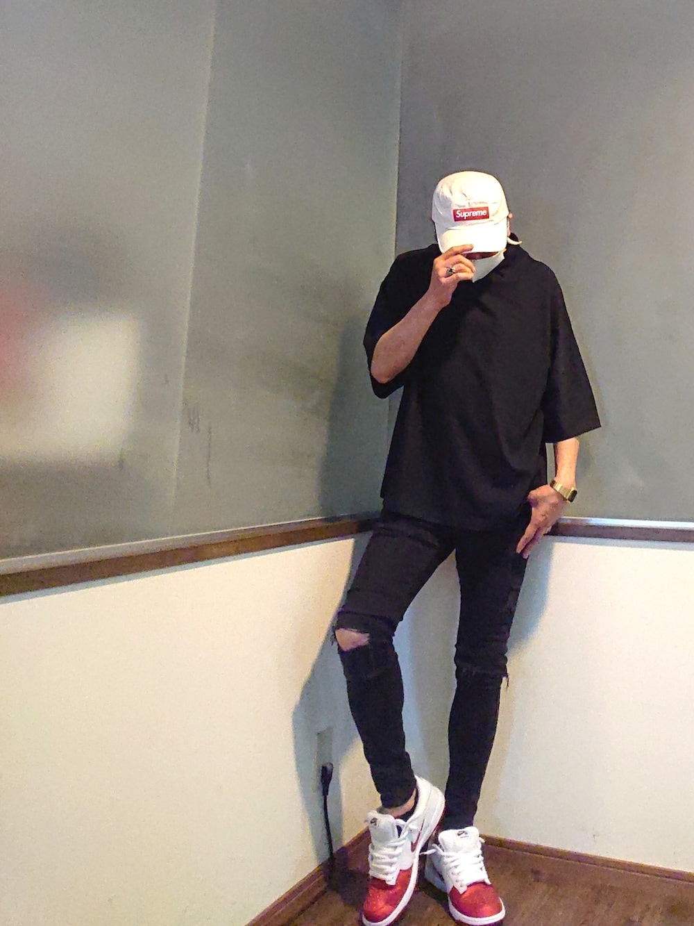 ブラック系のTシャツ/カットソー、ブラック系のデニムパンツ、ホワイト系のスニーカーを着用したメンズの夏コーディネートの2枚目の写真