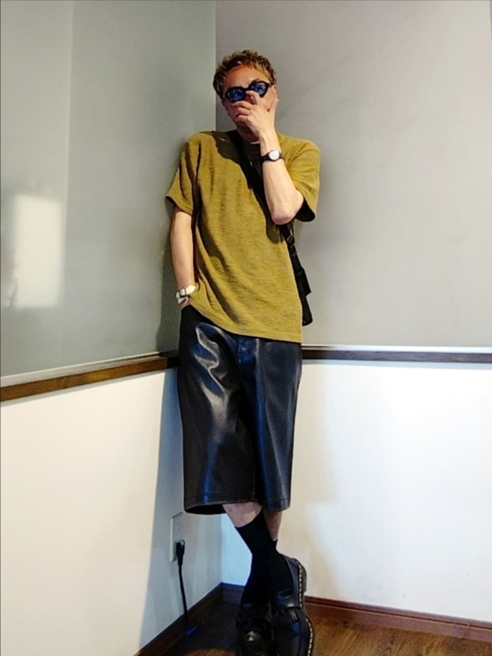 ブラック系のその他パンツ、ブラック系のローファー、グリーン系のニット/セーターを着用したメンズの秋コーディネートの2枚目の写真