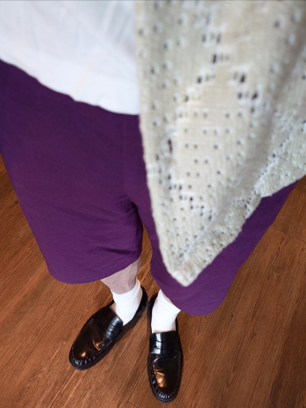 ベージュ系のシャツ/ブラウス、ホワイト系のTシャツ/カットソー、パープル系のスラックスを着用したメンズの夏コーディネートの3枚目の写真