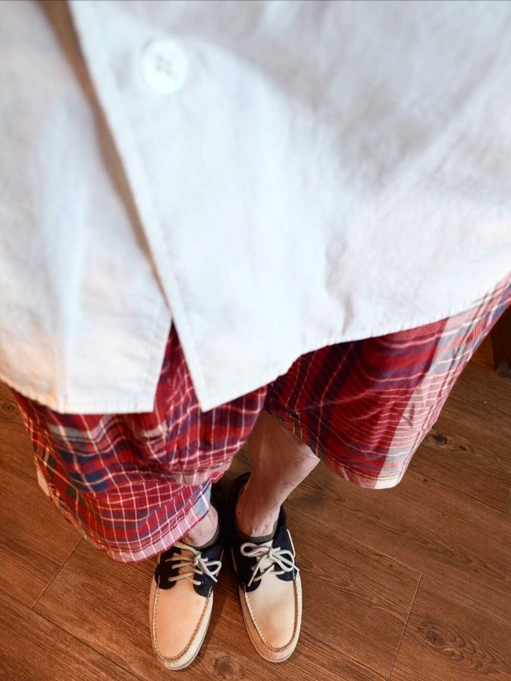 レッド系のテーラードジャケット、レッド系のその他パンツ、ホワイト系のシャツ/ブラウスを着用したメンズの秋コーディネートの2枚目の写真