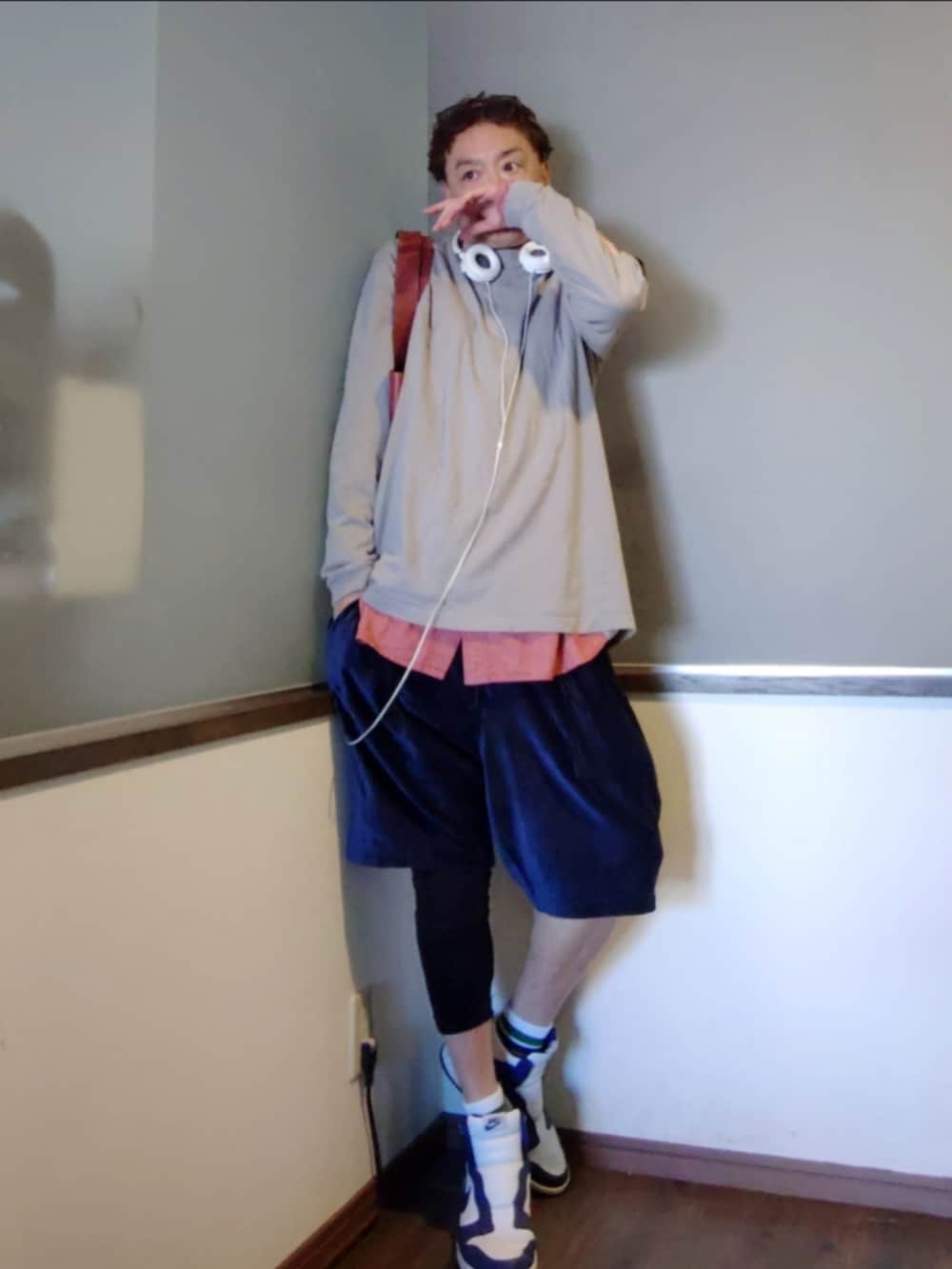 グレー系のTシャツ/カットソー、レッド系のシャツ/ブラウス、レッド系のトートバッグを着用したメンズの春コーディネートの2枚目の写真