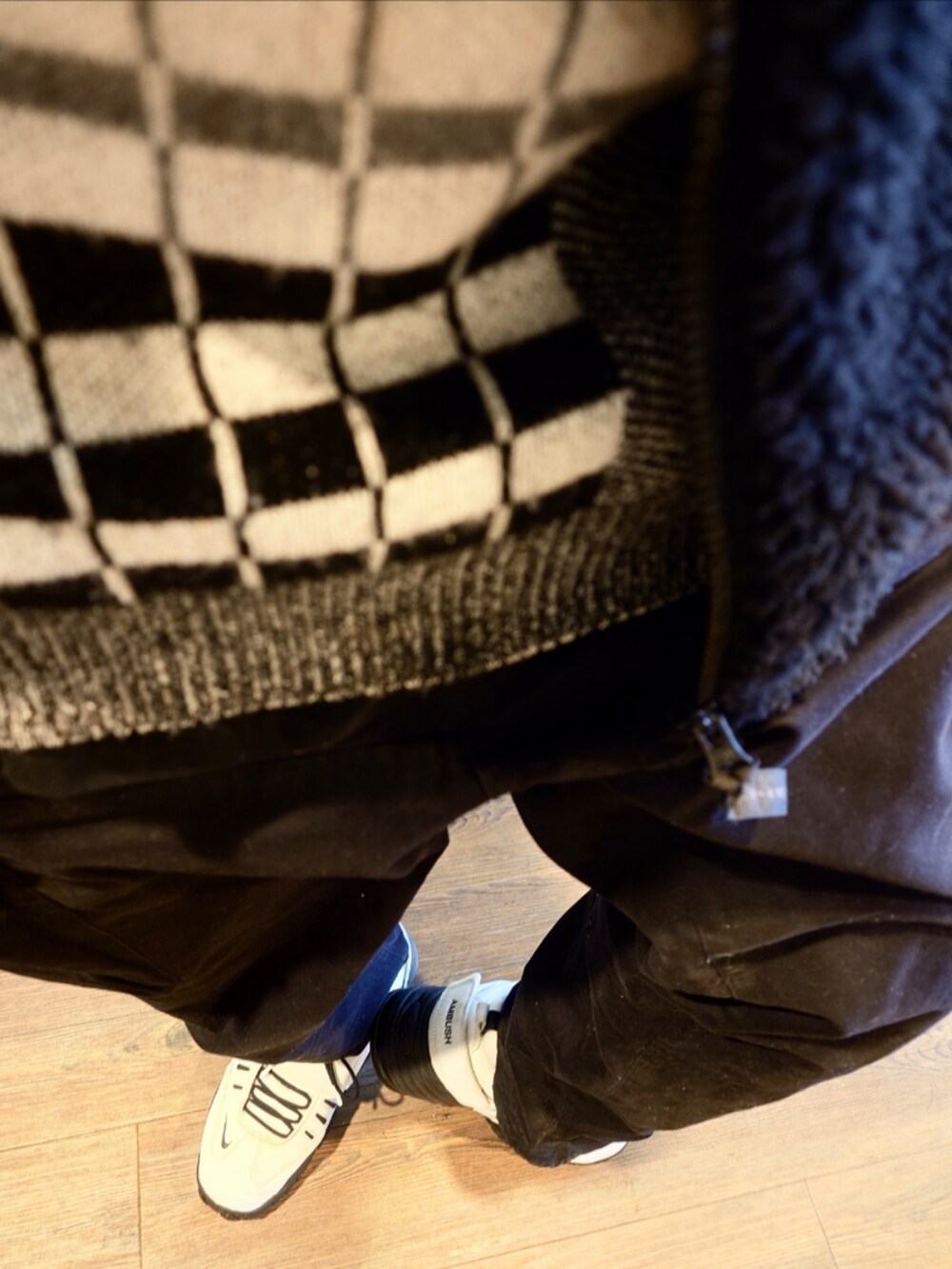 その他のニット/セーター、ブラック系のブルゾン、ブラック系のカーゴパンツを着用したメンズの冬コーディネートの4枚目の写真