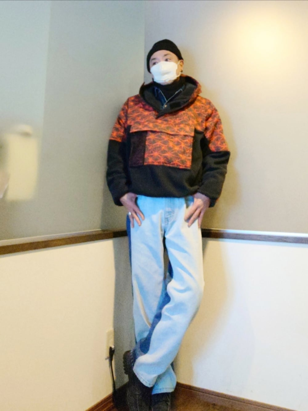 レッド系のブルゾン、ブルー系のデニムパンツ、グレー系のモカシン/デッキシューズを着用したメンズの冬コーディネートの3枚目の写真