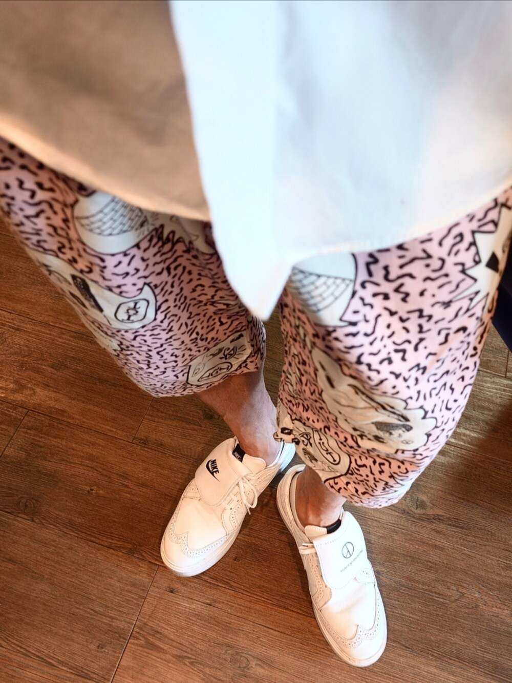 ピンク系のその他パンツ、ホワイト系のシャツ/ブラウス、ブルー系のトートバッグを着用したメンズの夏コーディネートの2枚目の写真