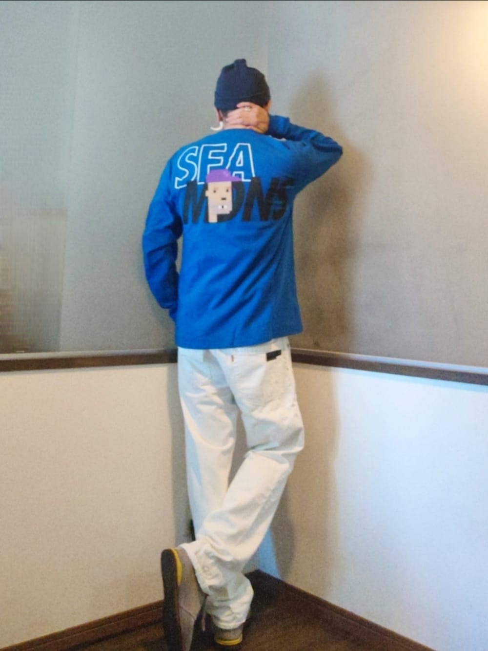 ブルー系のTシャツ/カットソー、ホワイト系のデニムパンツ、ベージュ系のブーツを着用したメンズの秋コーディネートの3枚目の写真