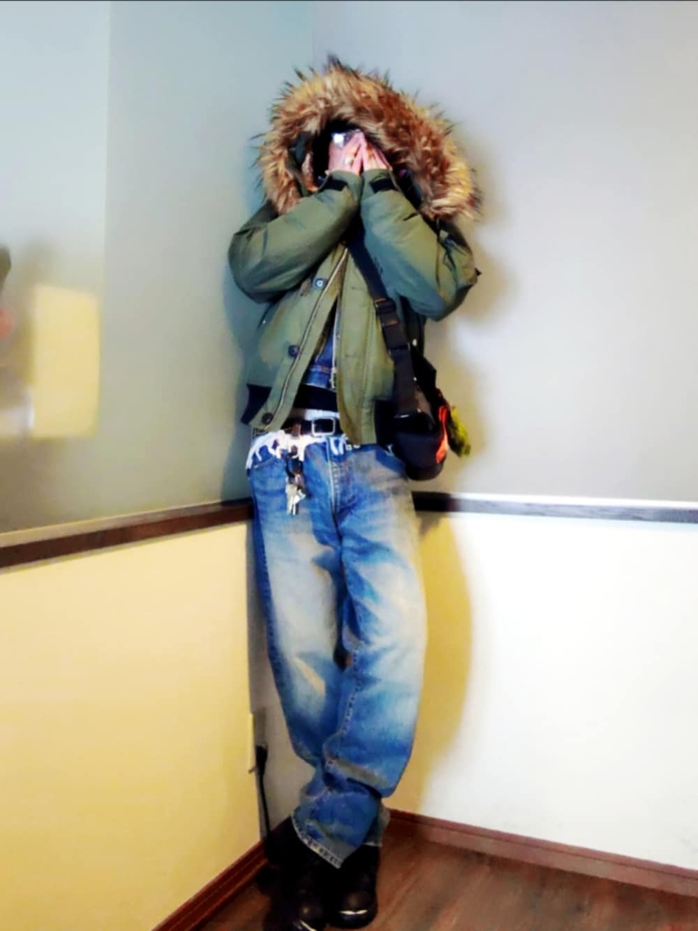 グリーン系のミリタリージャケット、ブルー系のデニムジャケット、ブルー系のデニムパンツを着用したメンズの冬コーディネートの3枚目の写真