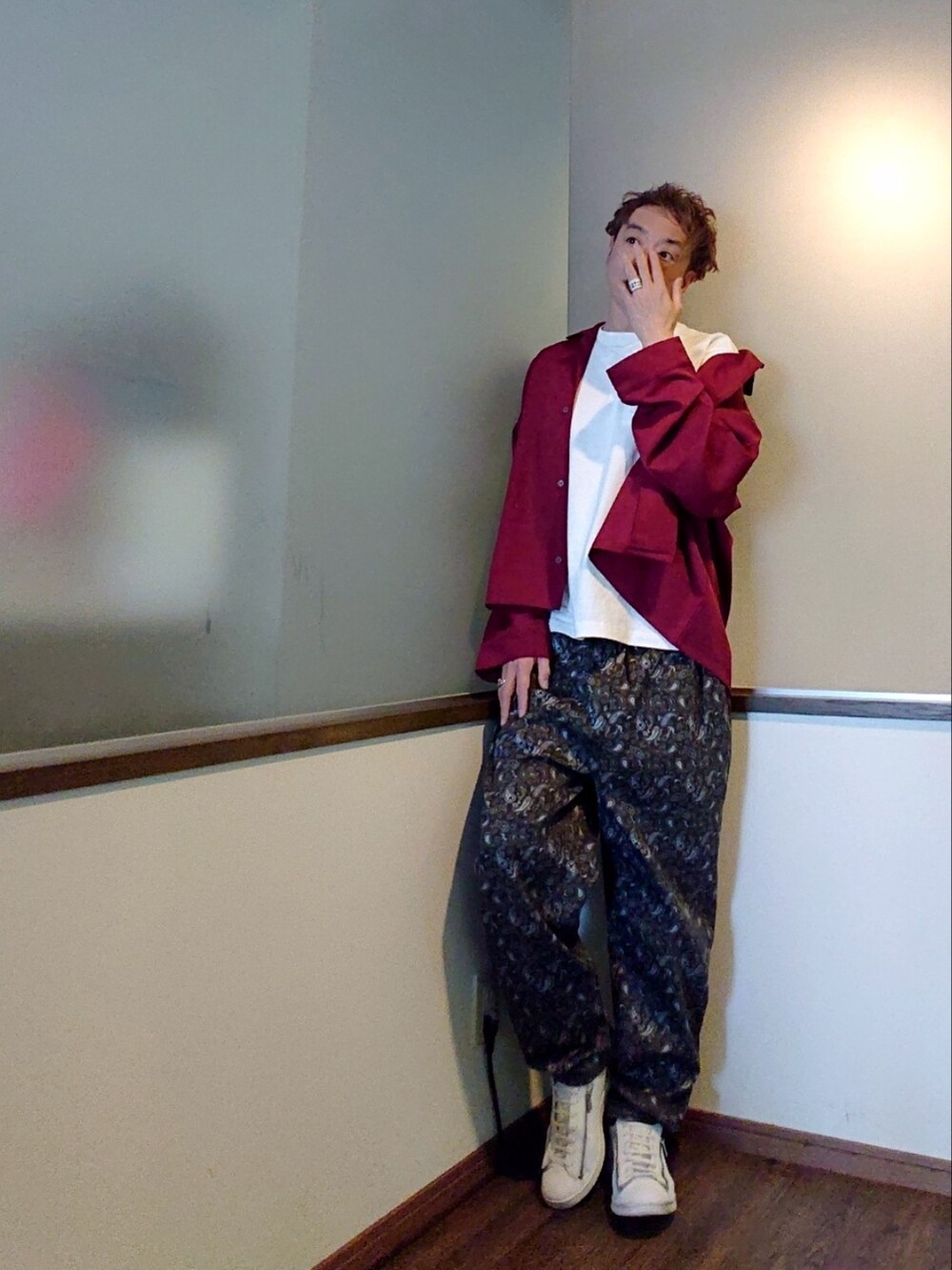 レッド系のシャツ/ブラウス、その他のその他パンツ、ホワイト系のスニーカーを着用したメンズの春コーディネートの2枚目の写真