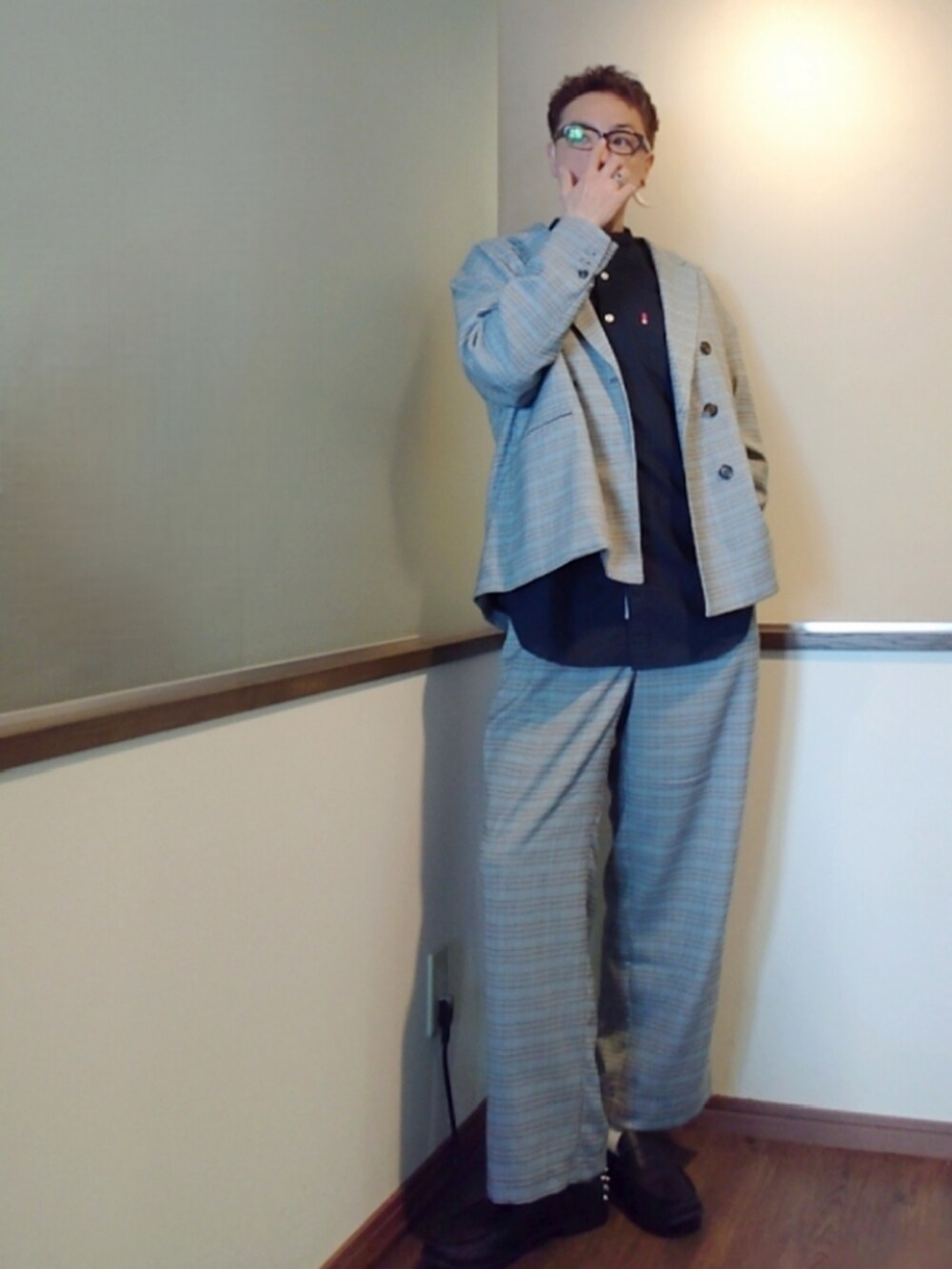 ブルー系のシャツ/ブラウス、ブラウン系のテーラードジャケット、ブラウン系のスラックスを着用したメンズの夏コーディネートの2枚目の写真