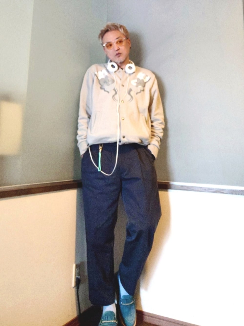 グレー系のスタジャン、グレー系のスラックス、ブルー系のローファーを着用したメンズの春コーディネートの2枚目の写真