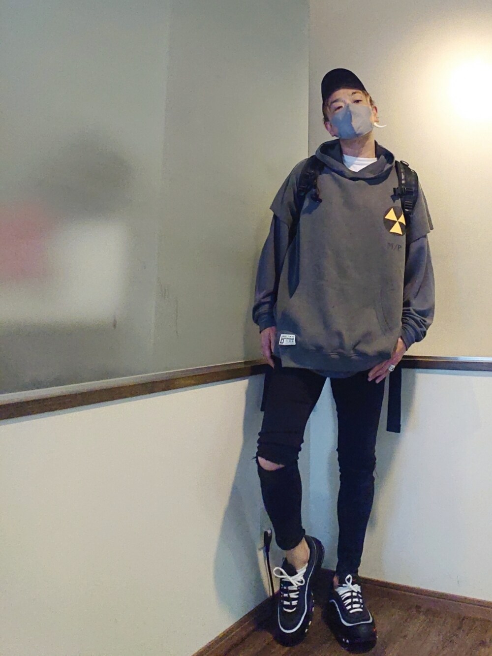 グレー系のパーカー、グレー系のTシャツ/カットソー、ブラック系のデニムパンツを着用したメンズの夏コーディネートの3枚目の写真