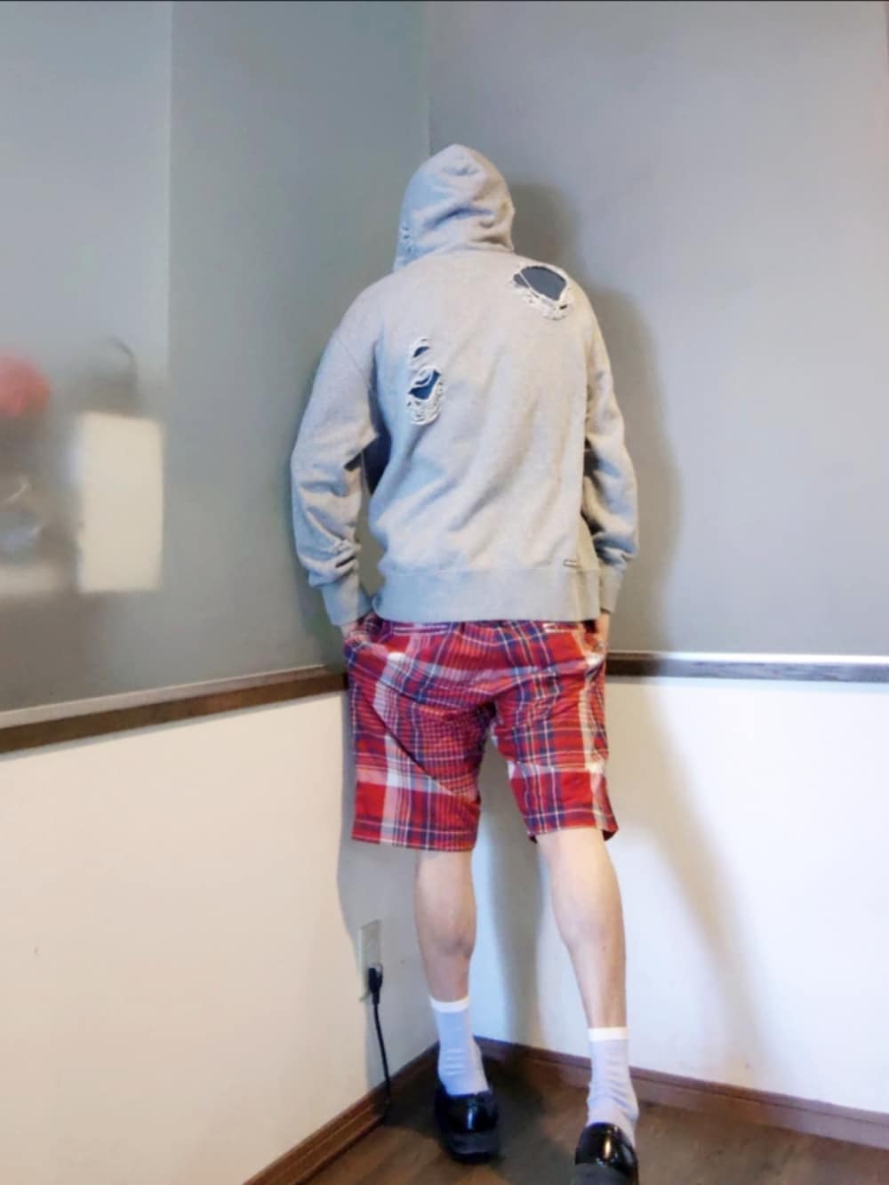 グレー系のパーカー、レッド系のその他パンツ、ブラック系のローファーを着用したメンズの夏コーディネートの4枚目の写真