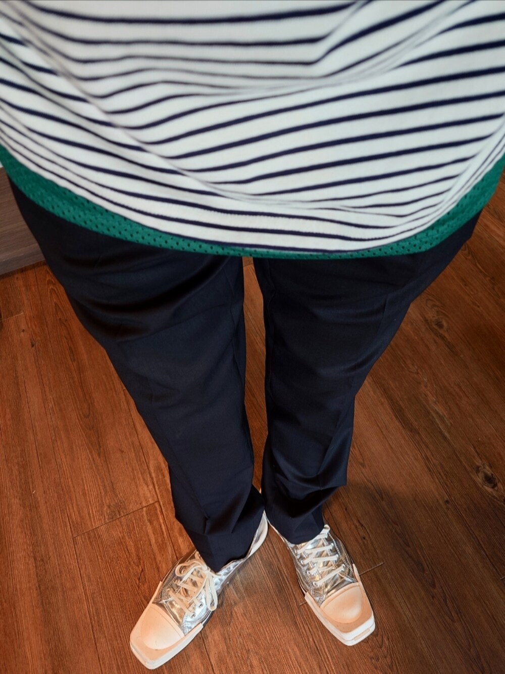 ホワイト系のTシャツ/カットソー、ブラック系のスラックス、グリーン系のショルダーバッグを着用したメンズの夏コーディネートの2枚目の写真