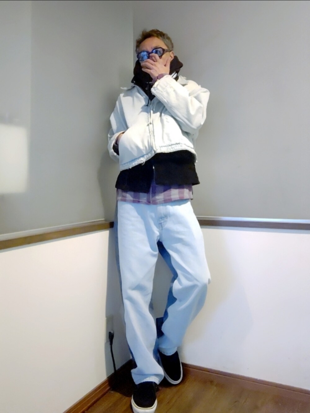 ブルー系のデニムジャケット、ブラック系のライダースジャケット、レッド系のシャツ/ブラウスを着用したメンズの秋コーディネートの4枚目の写真