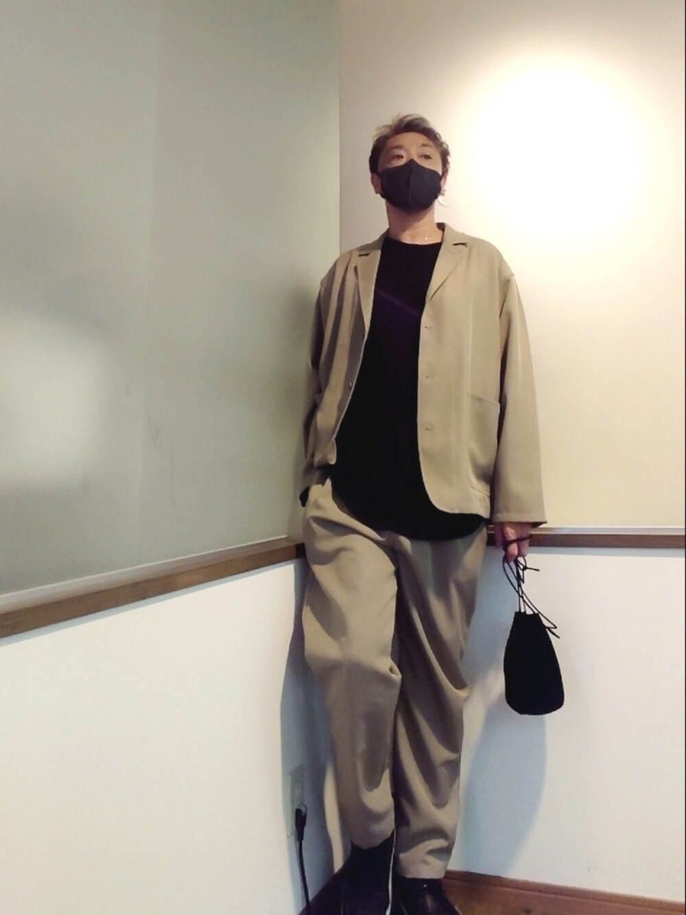 ベージュ系のテーラードジャケット、ベージュ系のチノパンツ、ブラック系のTシャツ/カットソーを着用したメンズの秋コーディネートの2枚目の写真