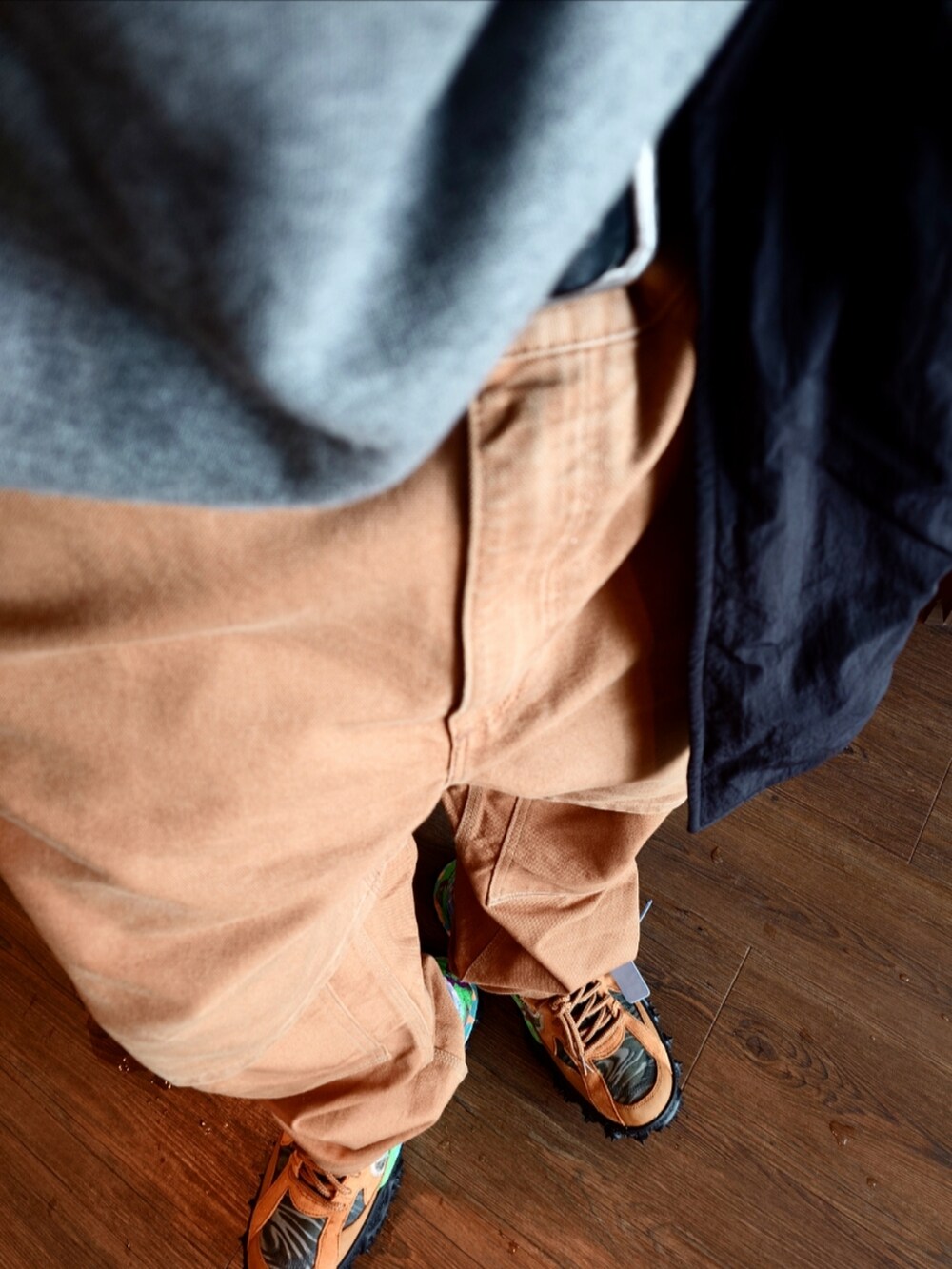 ブラウン系のパンツ、ブラウン系のスニーカー、ブラウン系のその他パンツを着用したメンズの冬コーディネートの2枚目の写真