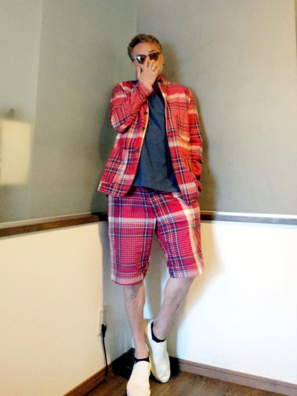 レッド系のテーラードジャケット、レッド系のその他パンツ、ブルー系のポロシャツを着用したメンズの夏コーディネートの3枚目の写真