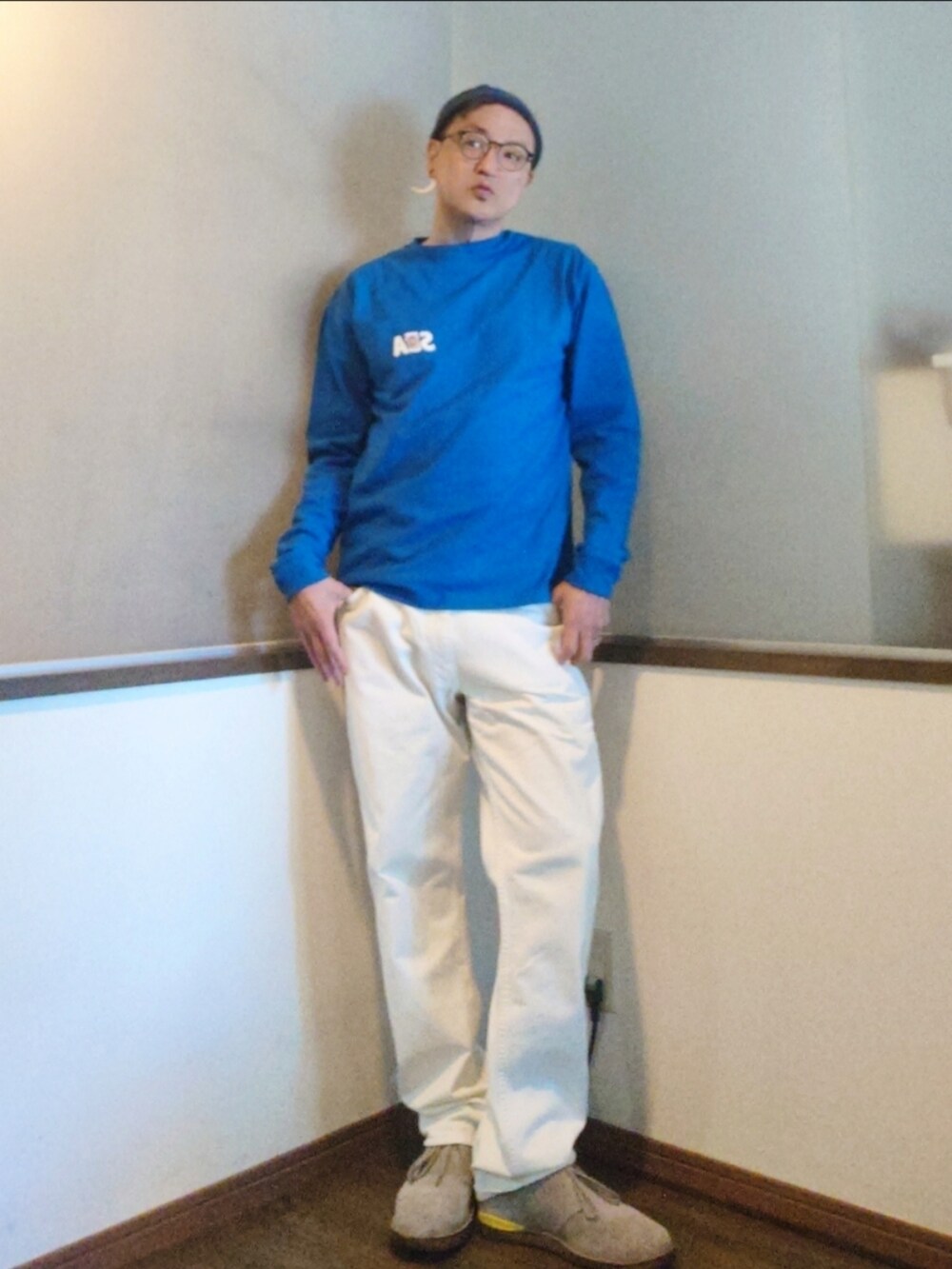 ブルー系のTシャツ/カットソー、ホワイト系のデニムパンツ、ベージュ系のブーツを着用したメンズの秋コーディネートの4枚目の写真