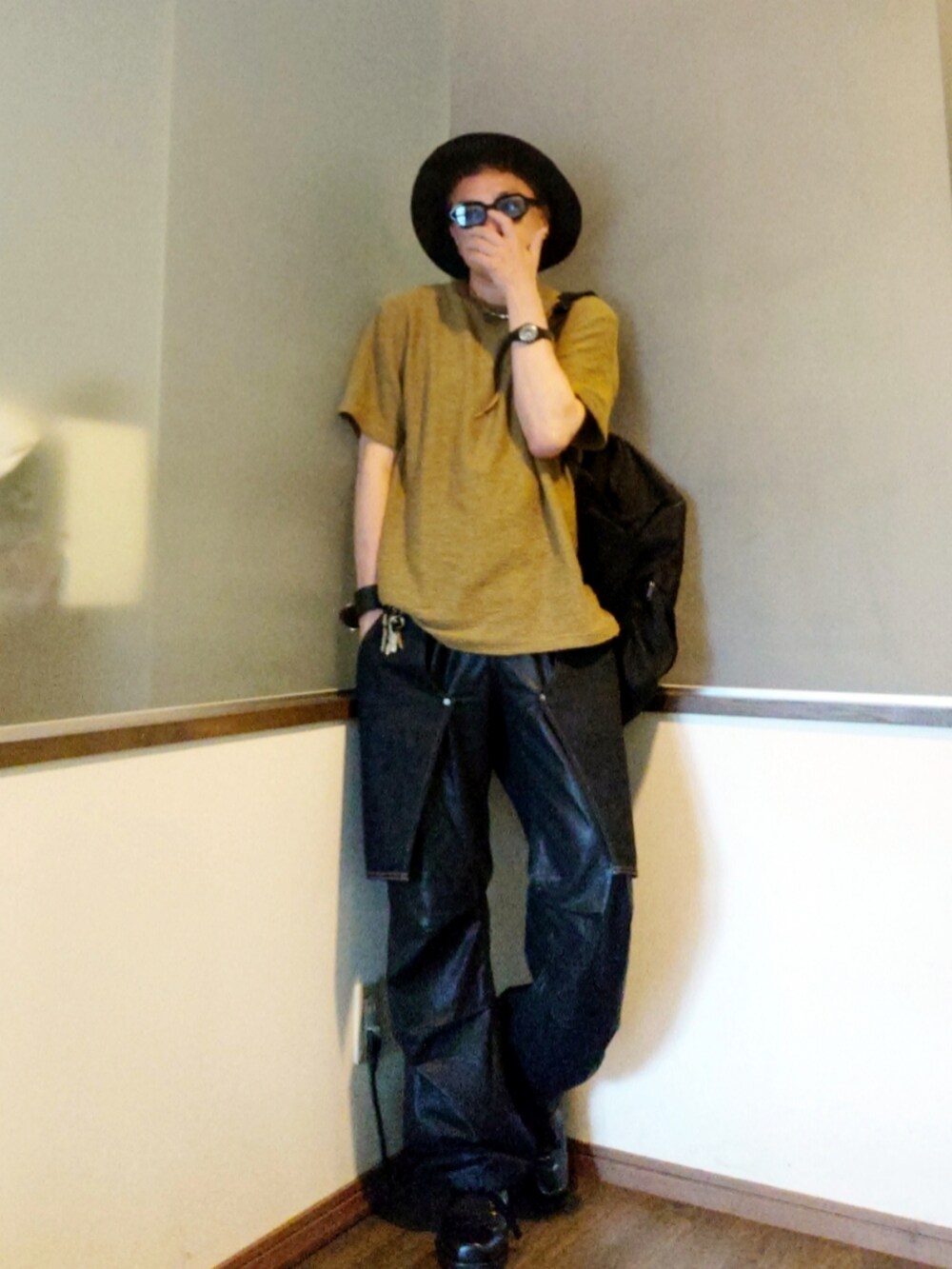 グリーン系のニット/セーター、ブルー系のデニムパンツ、ブラック系のブーツを着用したメンズの夏コーディネートの3枚目の写真