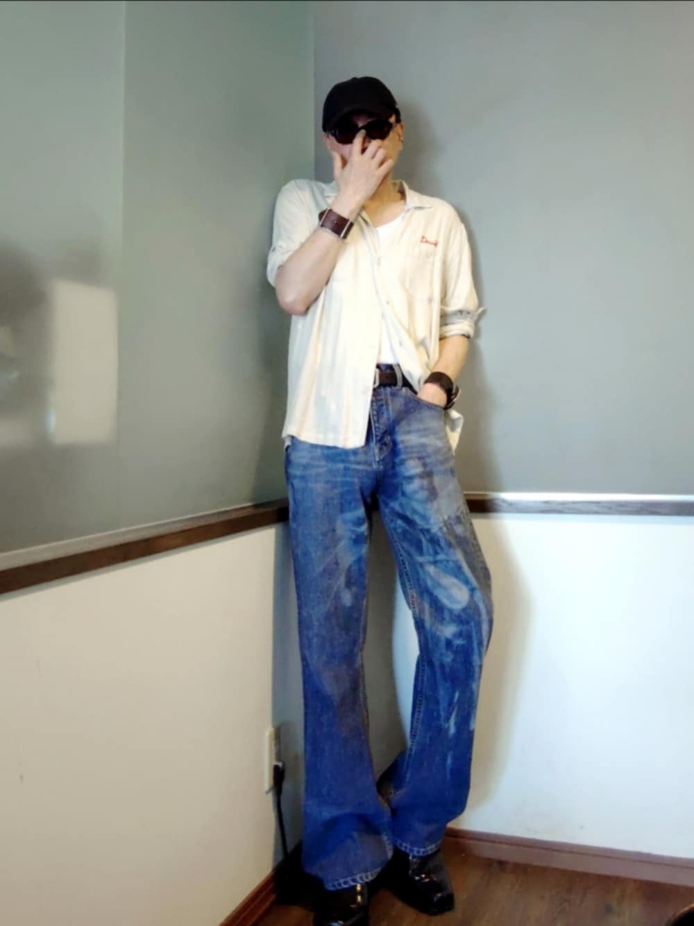 その他のデニムパンツ、ブラック系のブーツ、ブラック系のキャップを着用したメンズの夏コーディネートの2枚目の写真