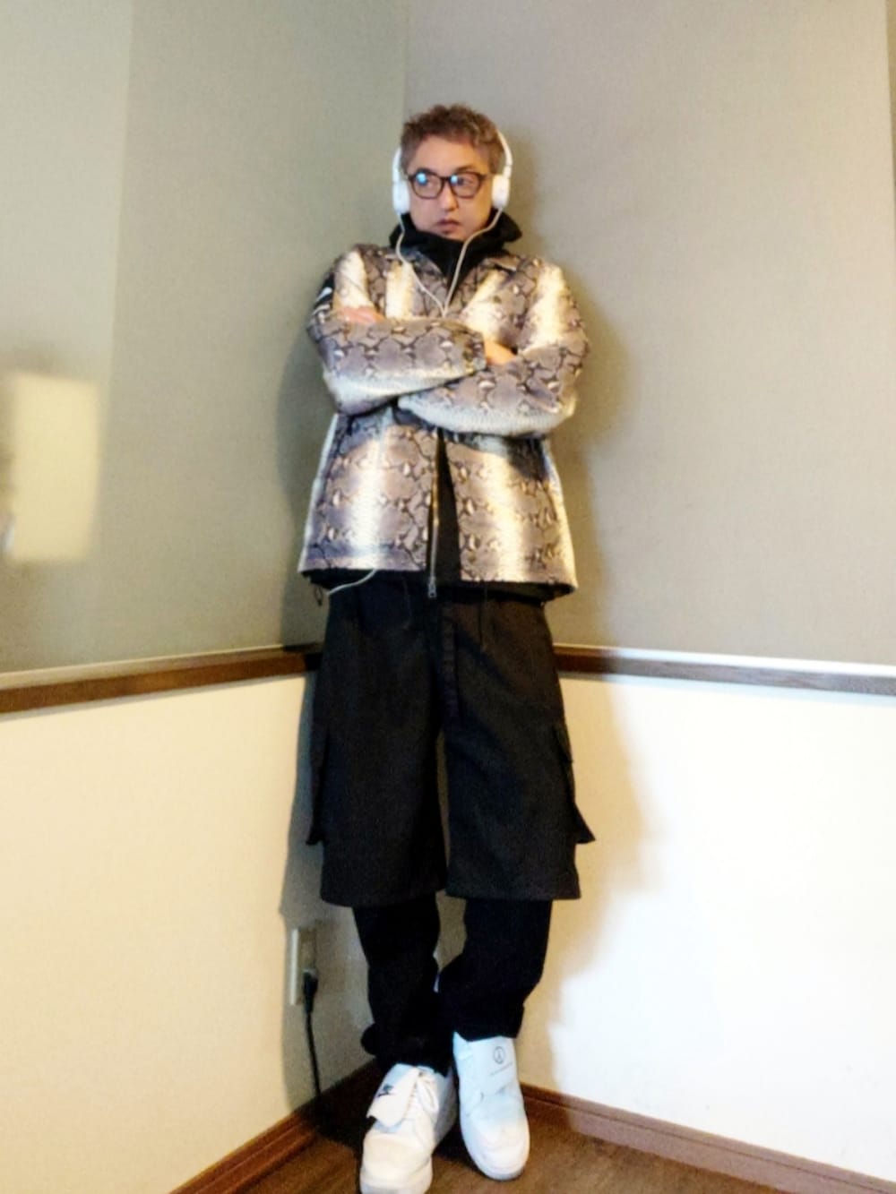 ホワイト系のナイロンジャケット、ホワイト系のナイロンジャケット、ブラック系のナイロンジャケットを着用したメンズの春コーディネートの2枚目の写真