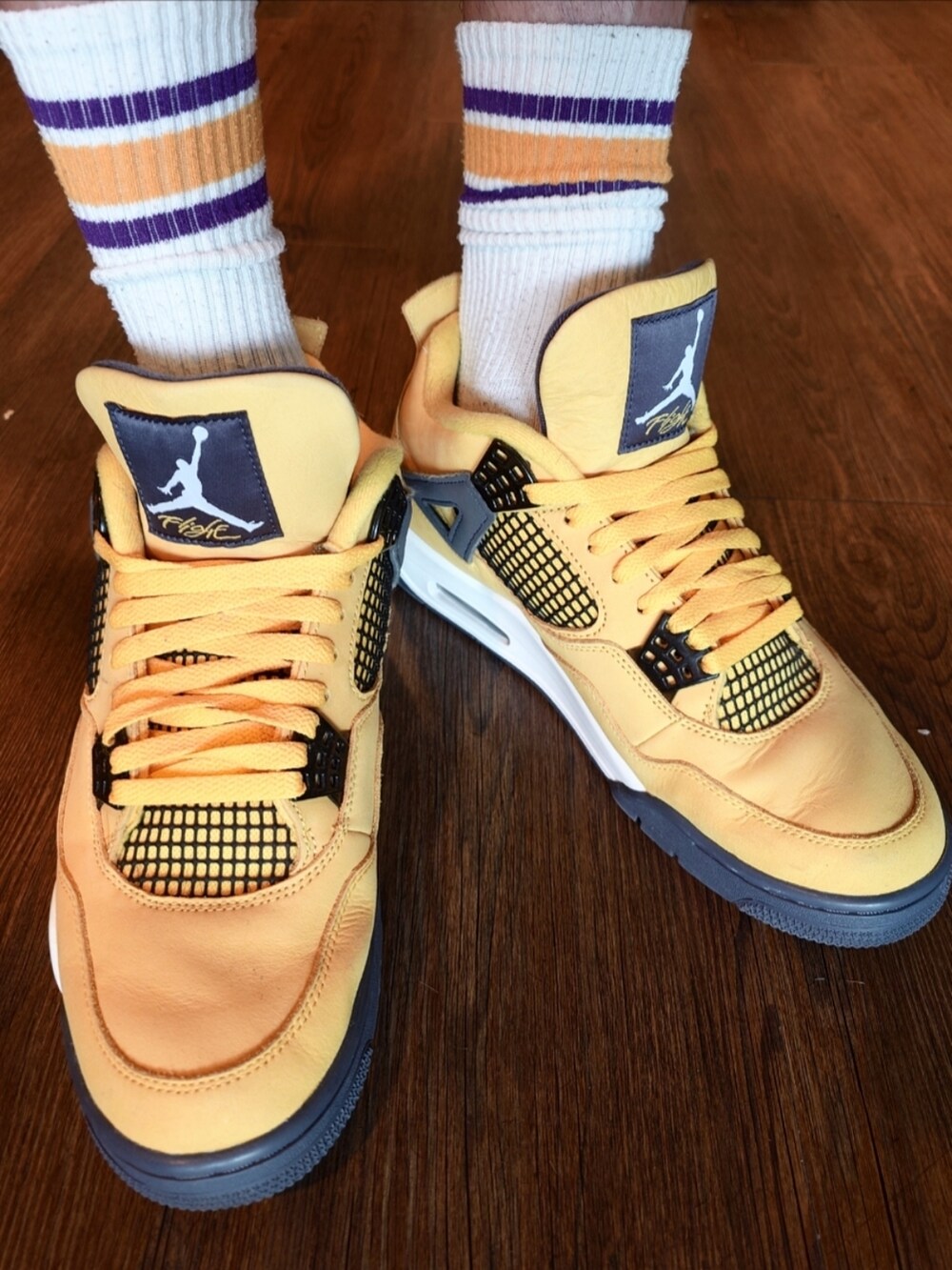 ホワイト系のTシャツ/カットソー、ホワイト系のシャツ/ブラウス、グリーン系のショルダーバッグを着用したメンズの夏コーディネートの2枚目の写真