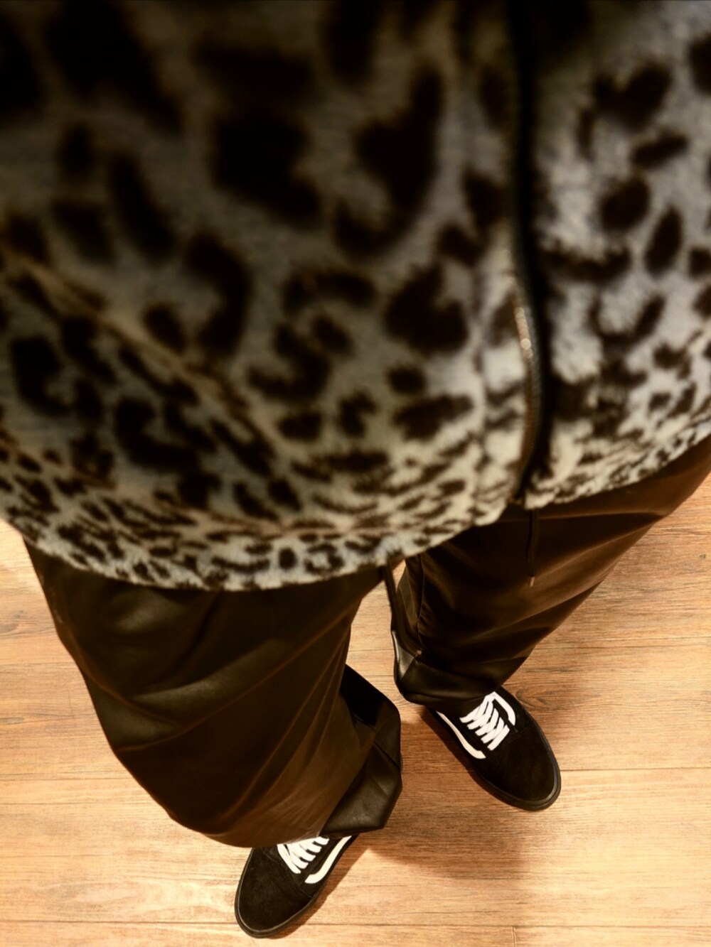 ブルー系のブルゾン、ブラック系のパンツ、ブラック系のスニーカーを着用したメンズの秋コーディネートの3枚目の写真