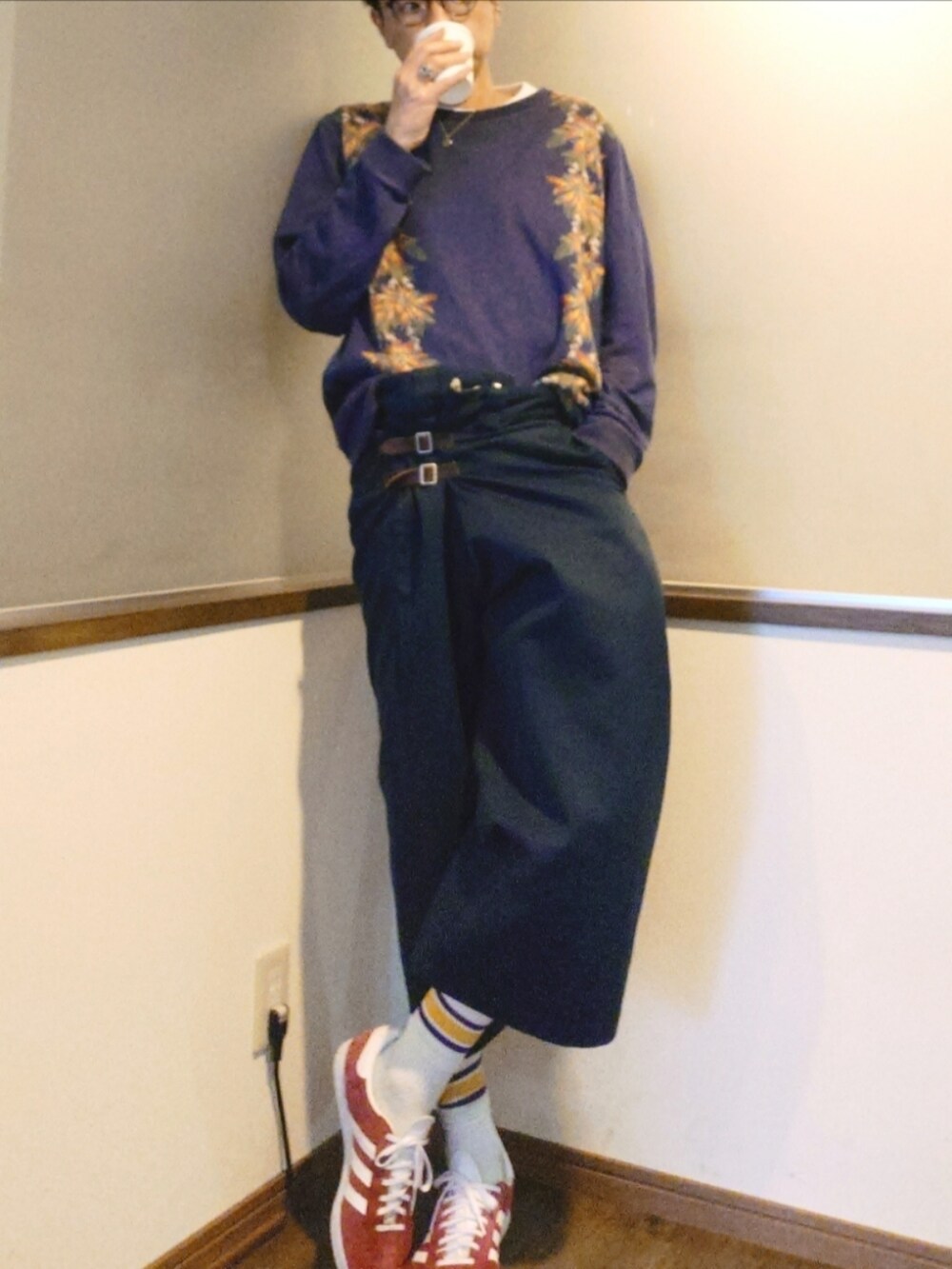 ブルー系のチノパンツ、レッド系のスニーカー、イエロー系のジャージを着用したメンズの夏コーディネートの2枚目の写真