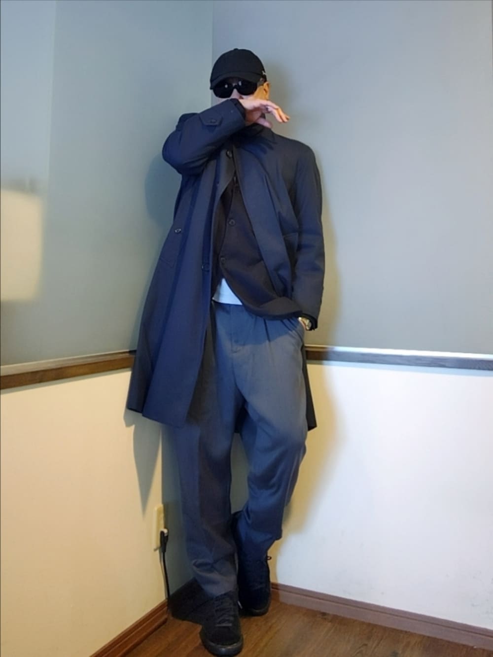 グリーン系のジャージ、ブルー系のテーラードジャケット、グレー系のスラックスを着用したメンズの秋コーディネートの3枚目の写真