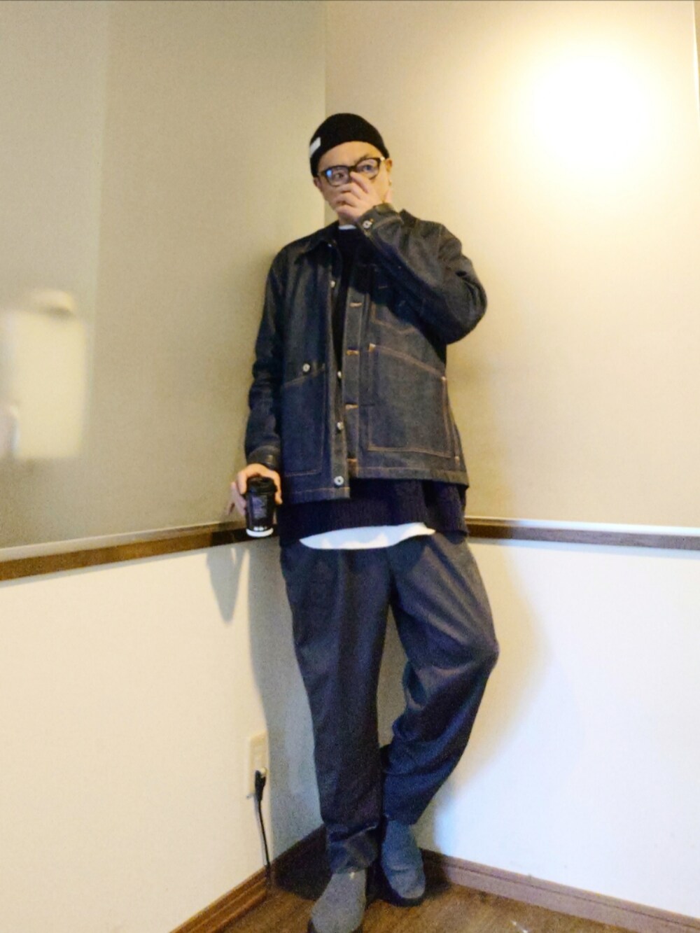 ブルー系のデニムジャケット、グレー系のスラックス、グレー系のスニーカーを着用したメンズの秋コーディネートの2枚目の写真