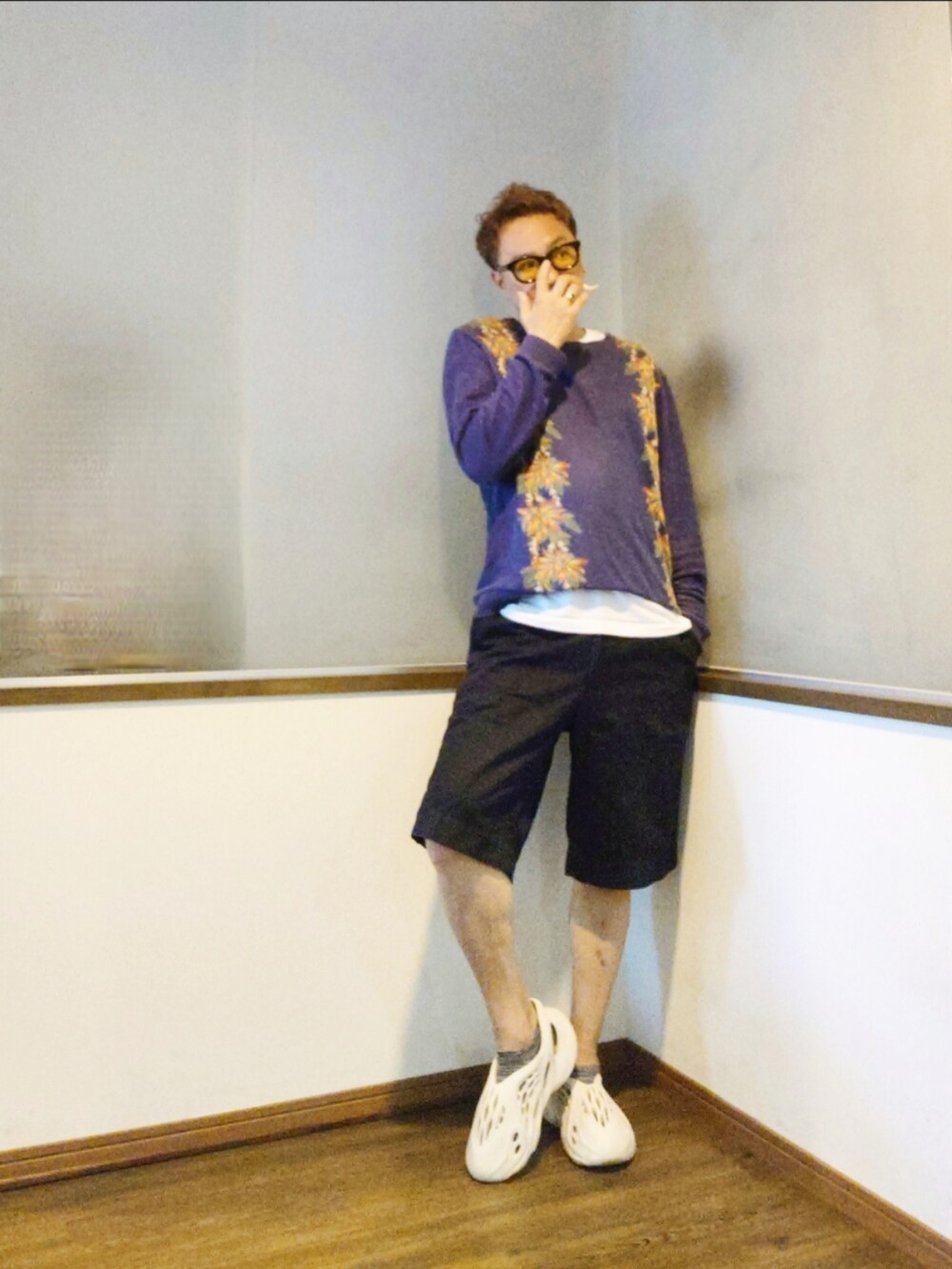 「秋服準備はじめました、ストリート、ハーフパンツ、ロンT、ブルー、花柄、ニット、スニーカー、サングラス、メガネ男子、大人カジュアル、レイヤードスタイル、adidas」|「PHENOMENONのアイテム(ニット/セーター、ブルー系)」を使った、P3さん(メンズ・178cm)の夏コーディネートの2枚目の写真