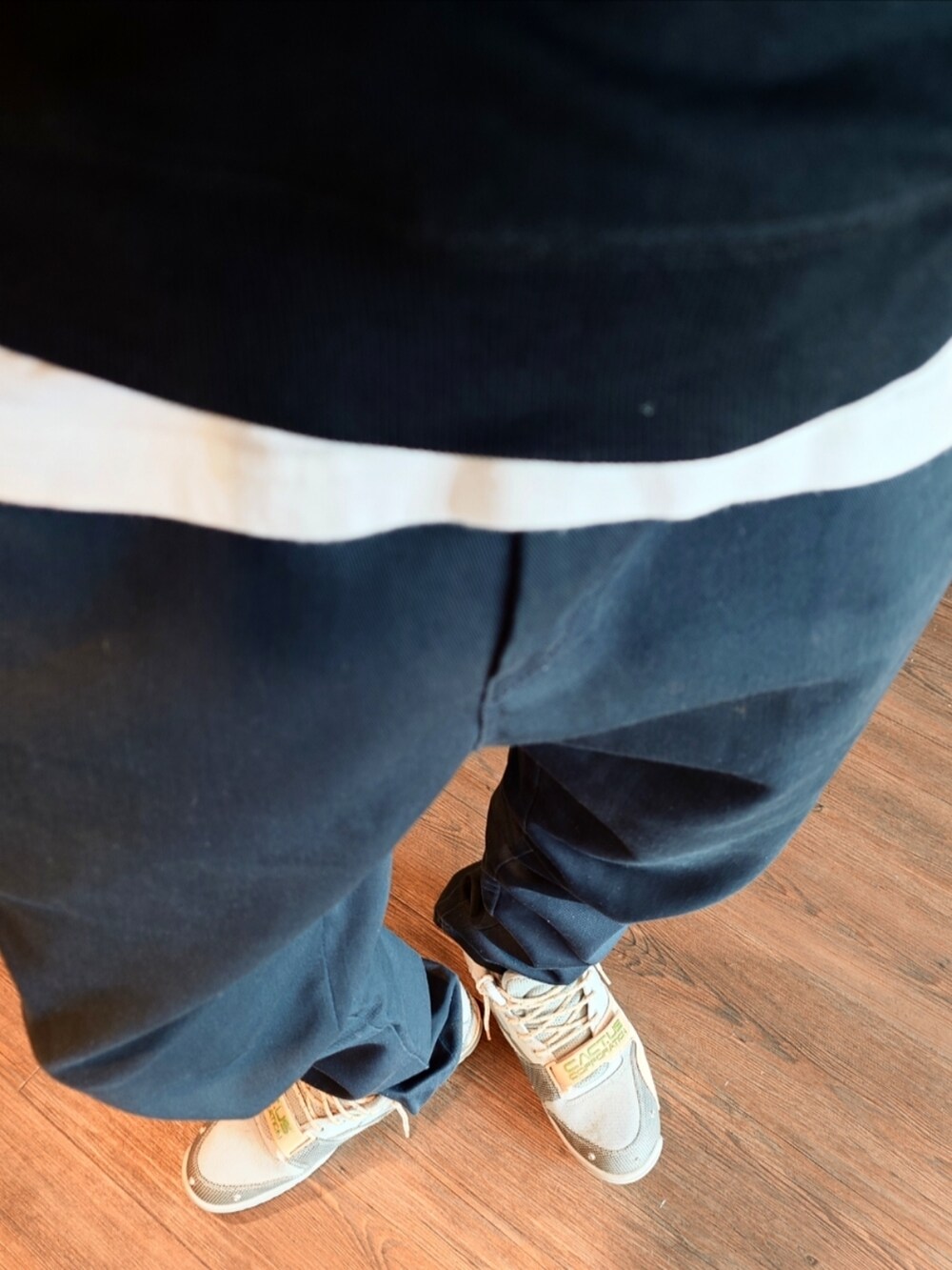 ブルー系のスウェット、ブルー系のパンツ、ブルー系のスニーカーを着用したメンズの秋コーディネートの2枚目の写真