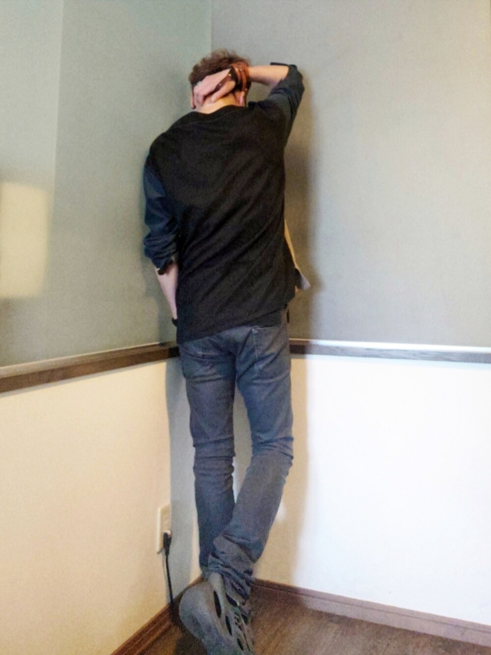 グレー系のシューズ、ブルー系のデニムパンツ、ベージュ系のシャツ/ブラウスを着用したメンズの夏コーディネートの2枚目の写真