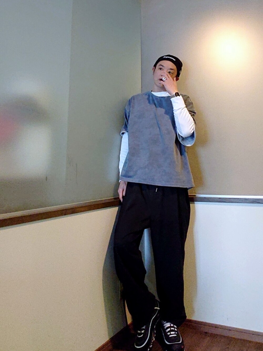 ブラック系のテーラードジャケット、ブラック系のその他パンツ、ホワイト系のTシャツ/カットソーを着用したメンズの春コーディネートの2枚目の写真