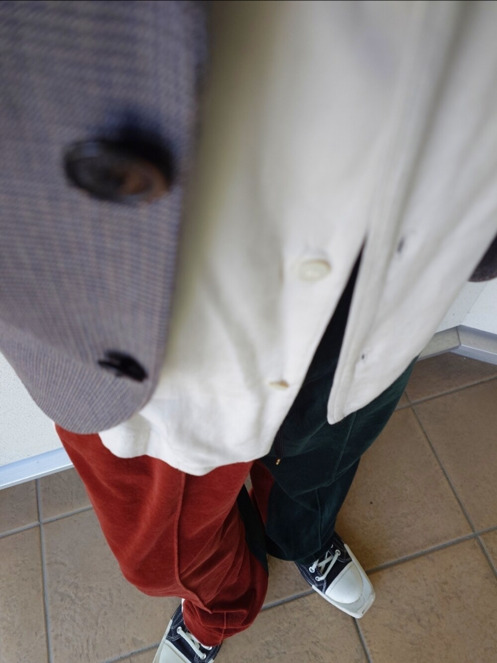 その他のテーラードジャケット、ベージュ系のシャツ/ブラウス、その他のその他パンツを着用したメンズの春コーディネートの4枚目の写真