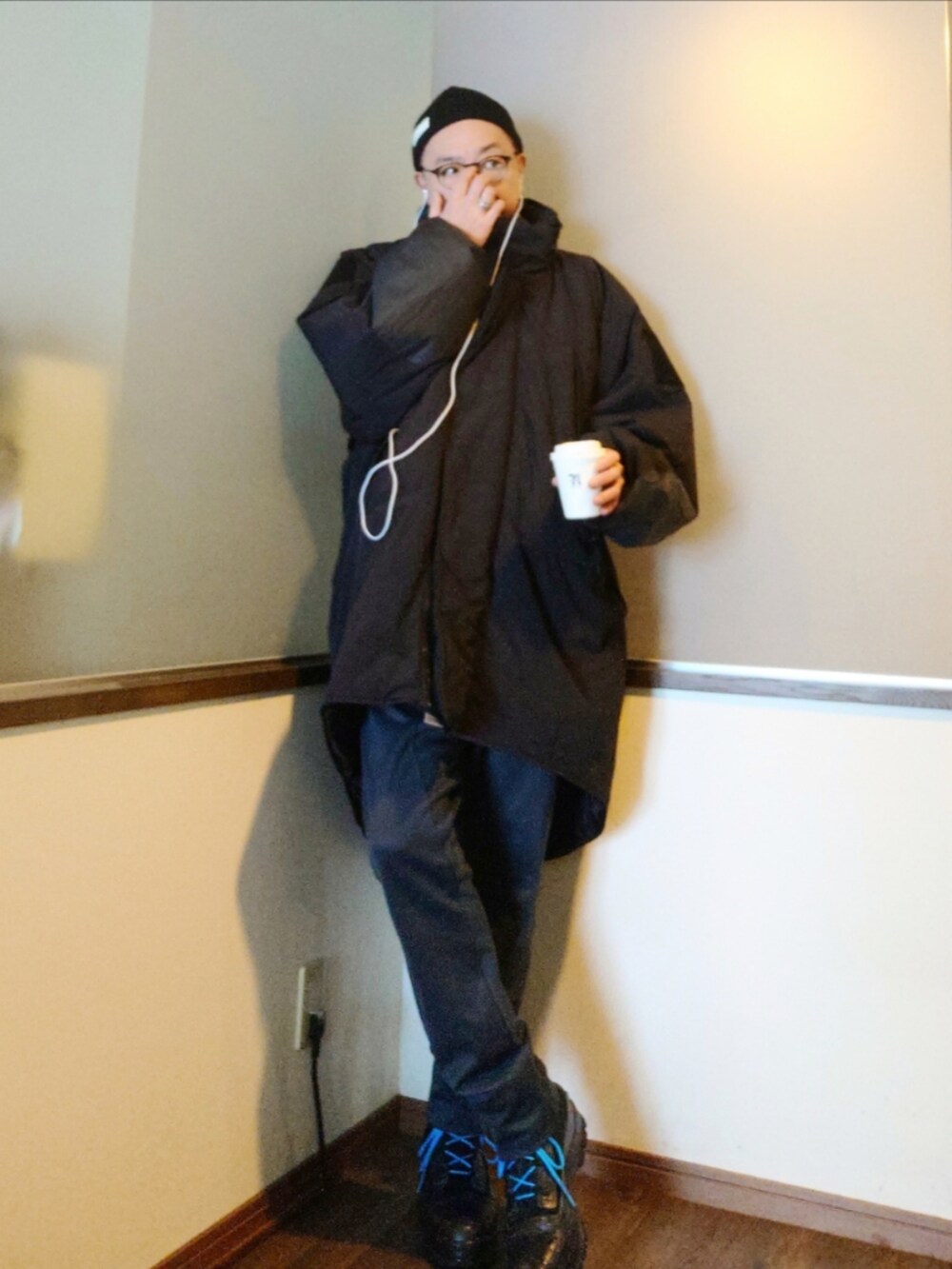 ブラック系のダウンジャケット/コート、グレー系のその他パンツ、ブラック系のスニーカーを着用したメンズの冬コーディネートの2枚目の写真