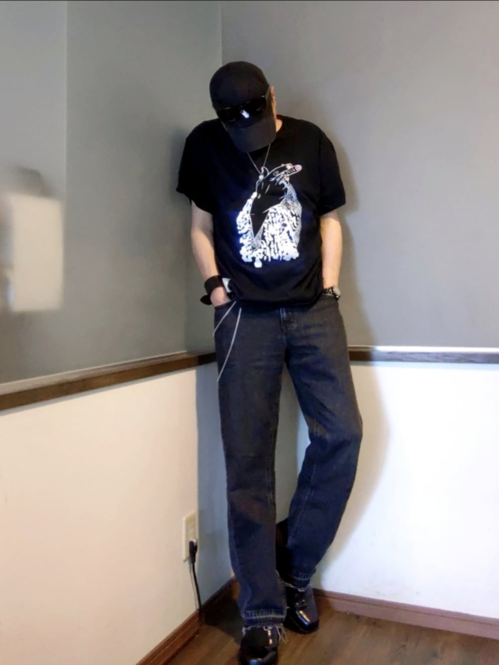 ブラック系のTシャツ/カットソー、ブラック系のデニムパンツ、ブラック系のブーツを着用したメンズの夏コーディネートの2枚目の写真