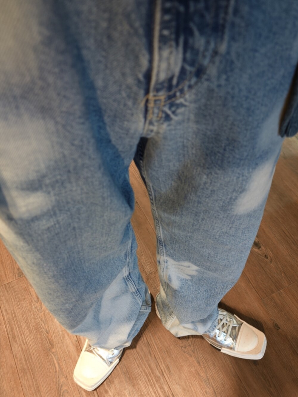 ブルー系のカーディガン/ボレロ、ブルー系のTシャツ/カットソー、ブルー系のデニムパンツを着用したメンズの夏コーディネートの3枚目の写真