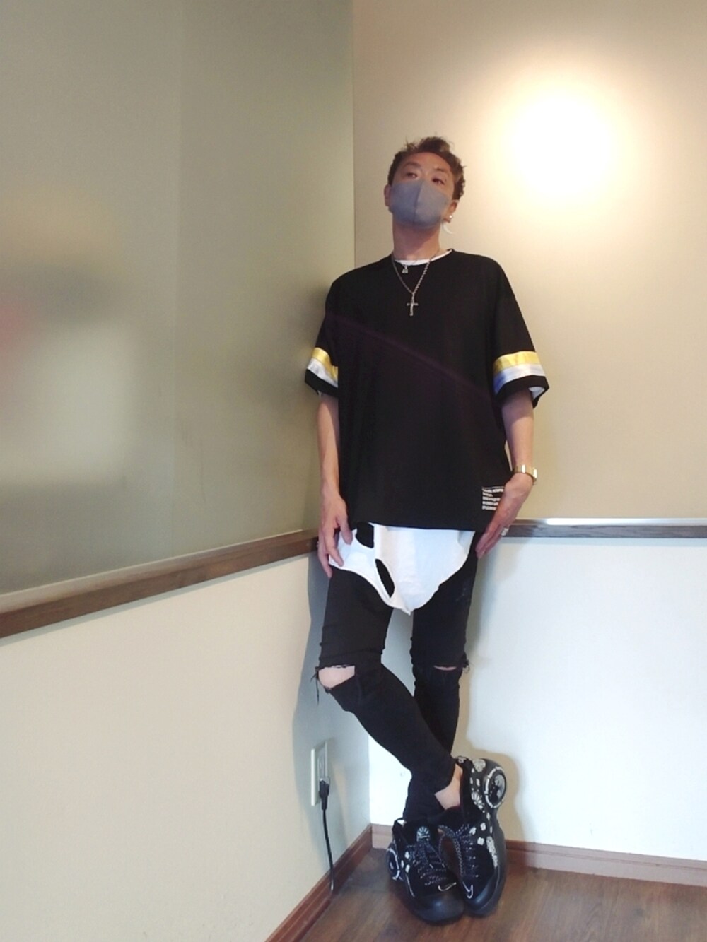 ブラック系のTシャツ/カットソー、ホワイト系のTシャツ/カットソー、ブラック系のデニムパンツを着用したメンズの夏コーディネートの2枚目の写真