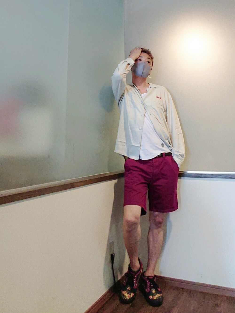 ベージュ系のシャツ/ブラウス、ホワイト系のタンクトップ、レッド系のパンツを着用したメンズの夏コーディネートの3枚目の写真