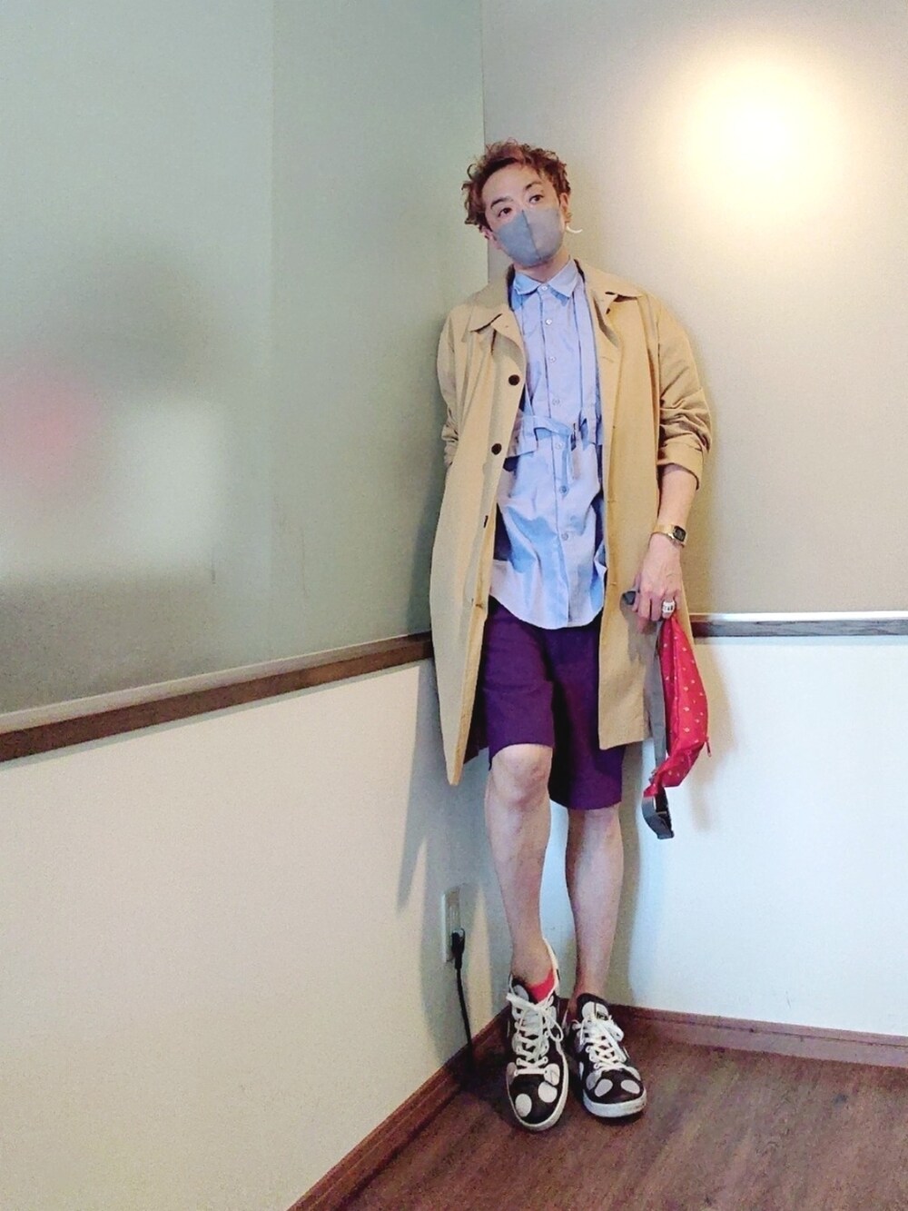 ブルー系のシャツ/ブラウス、ベージュ系のステンカラーコート、パープル系のスラックスを着用したメンズの春コーディネートの2枚目の写真