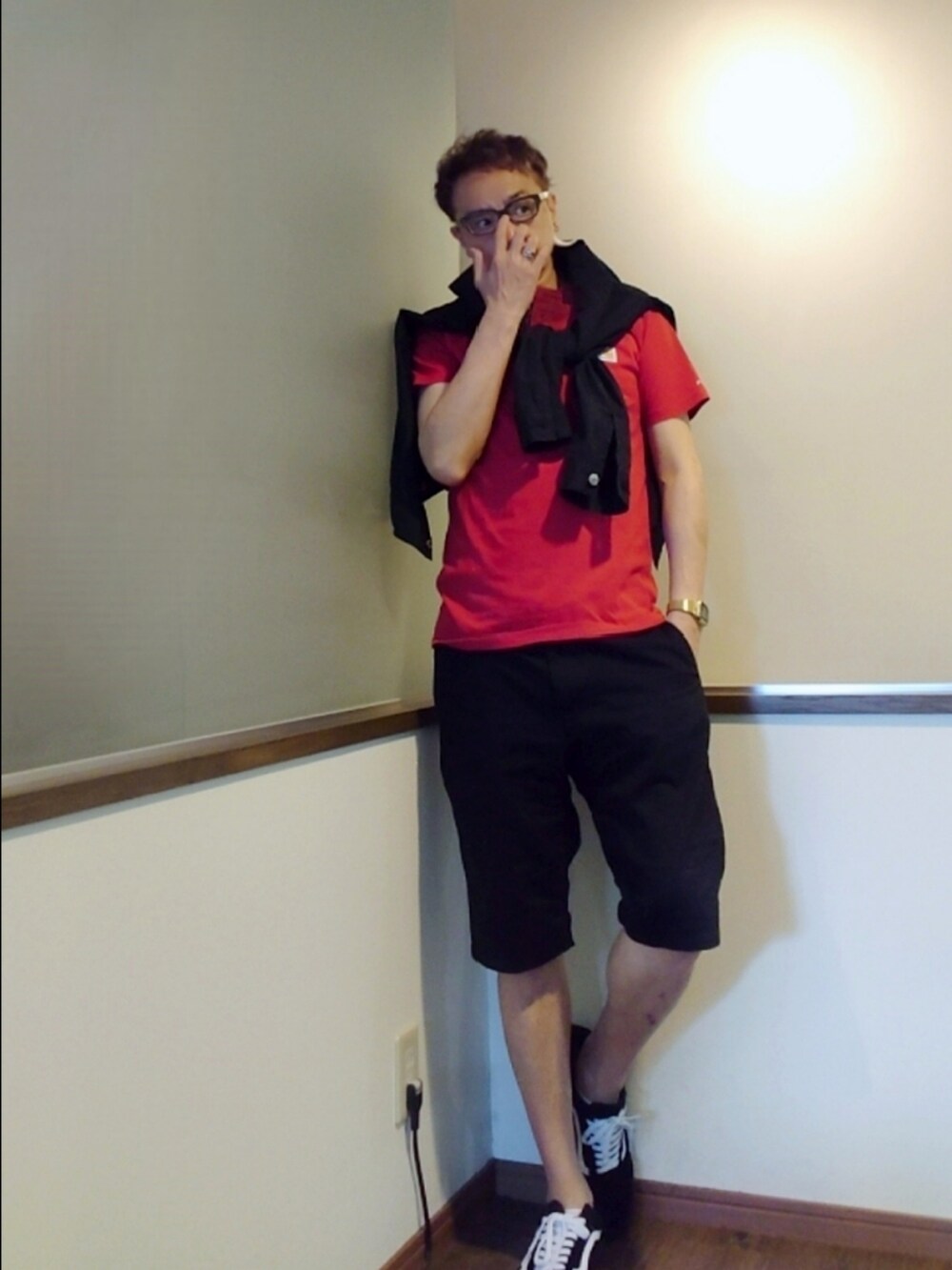 レッド系のTシャツ/カットソー、ブラック系のシャツ/ブラウス、ブラック系のパンツを着用したメンズの夏コーディネートの2枚目の写真