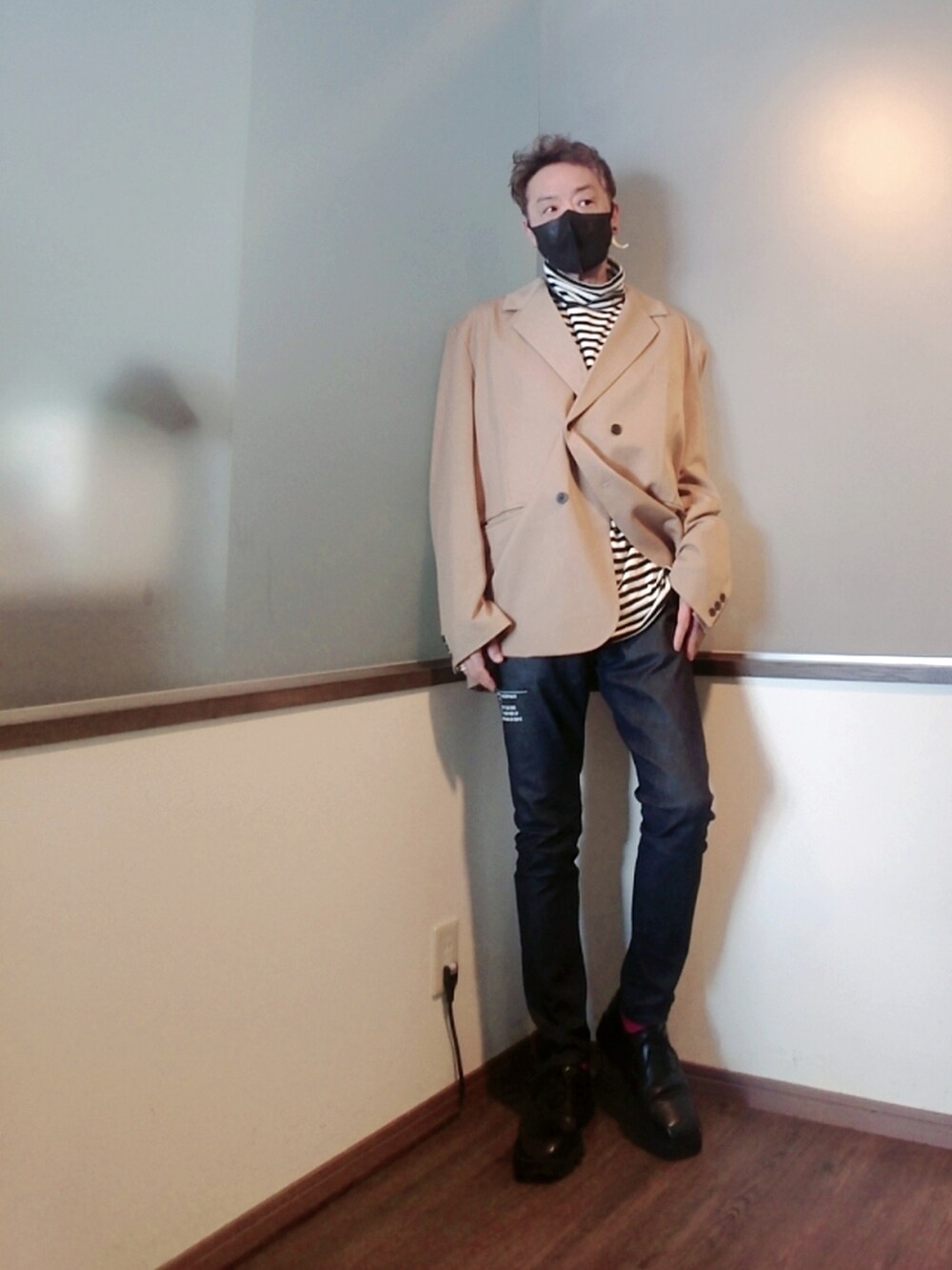 ブラック系のピーコート、ブルー系のデニムパンツ、ブラック系のドレスシューズを着用したメンズの冬コーディネートの2枚目の写真