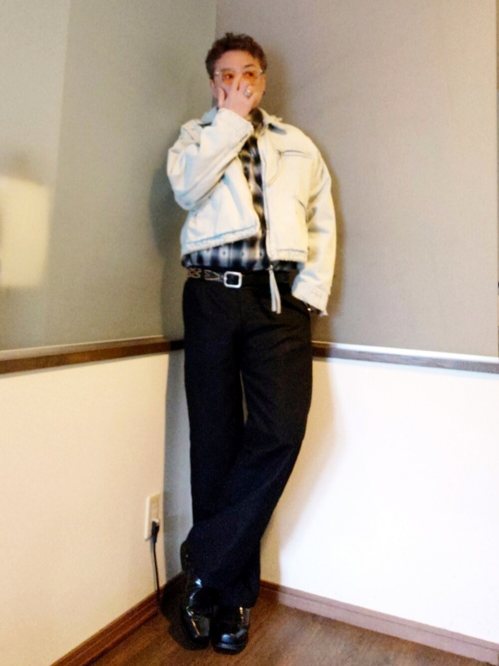 ブラック系のシャツ/ブラウス、ブルー系のデニムジャケット、ブラック系のスラックスを着用したメンズの春コーディネートの2枚目の写真