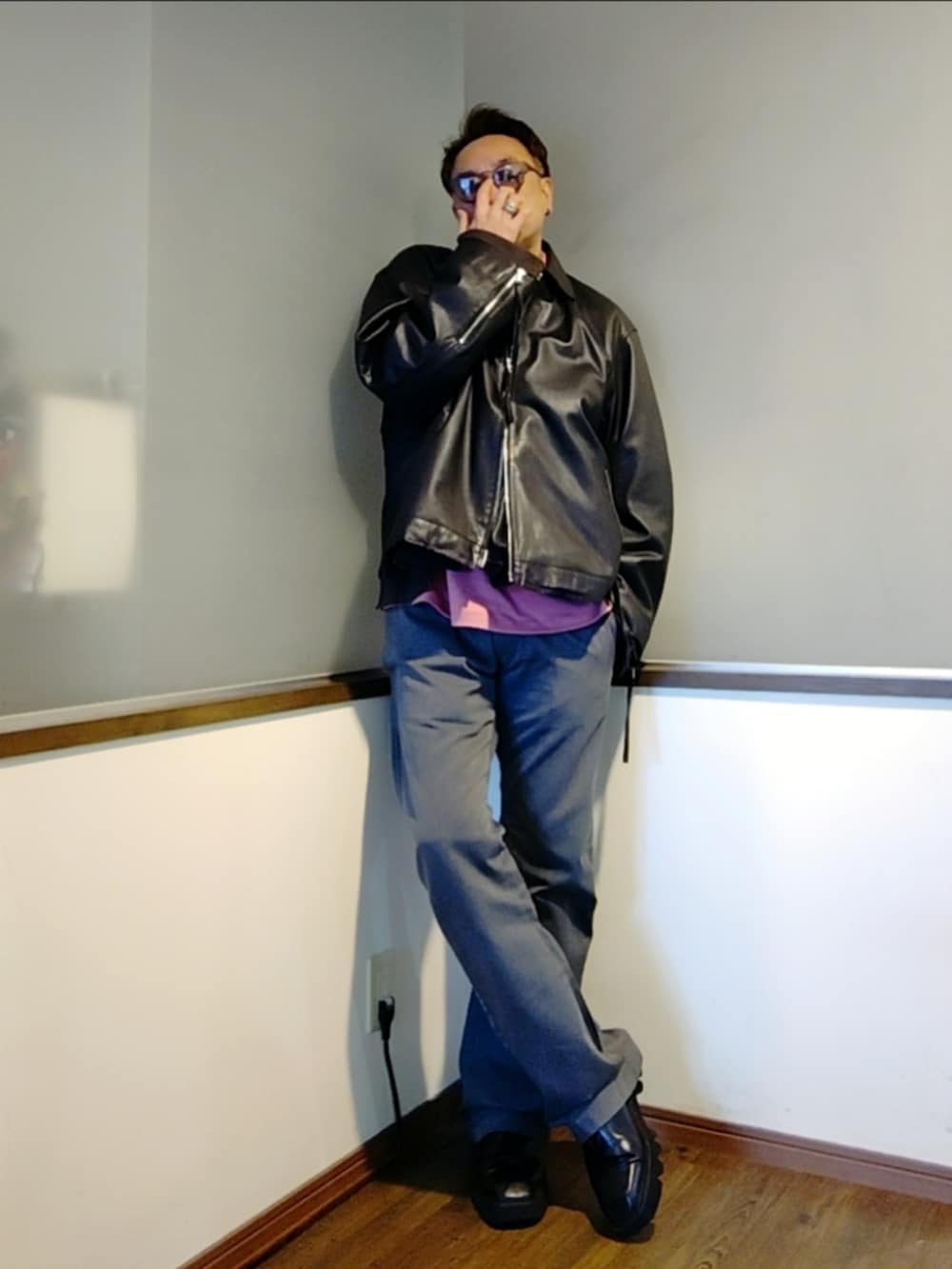 ブラック系のブルゾン、グレー系のスウェット、ピンク系のTシャツ/カットソーを着用したメンズの秋コーディネートの2枚目の写真