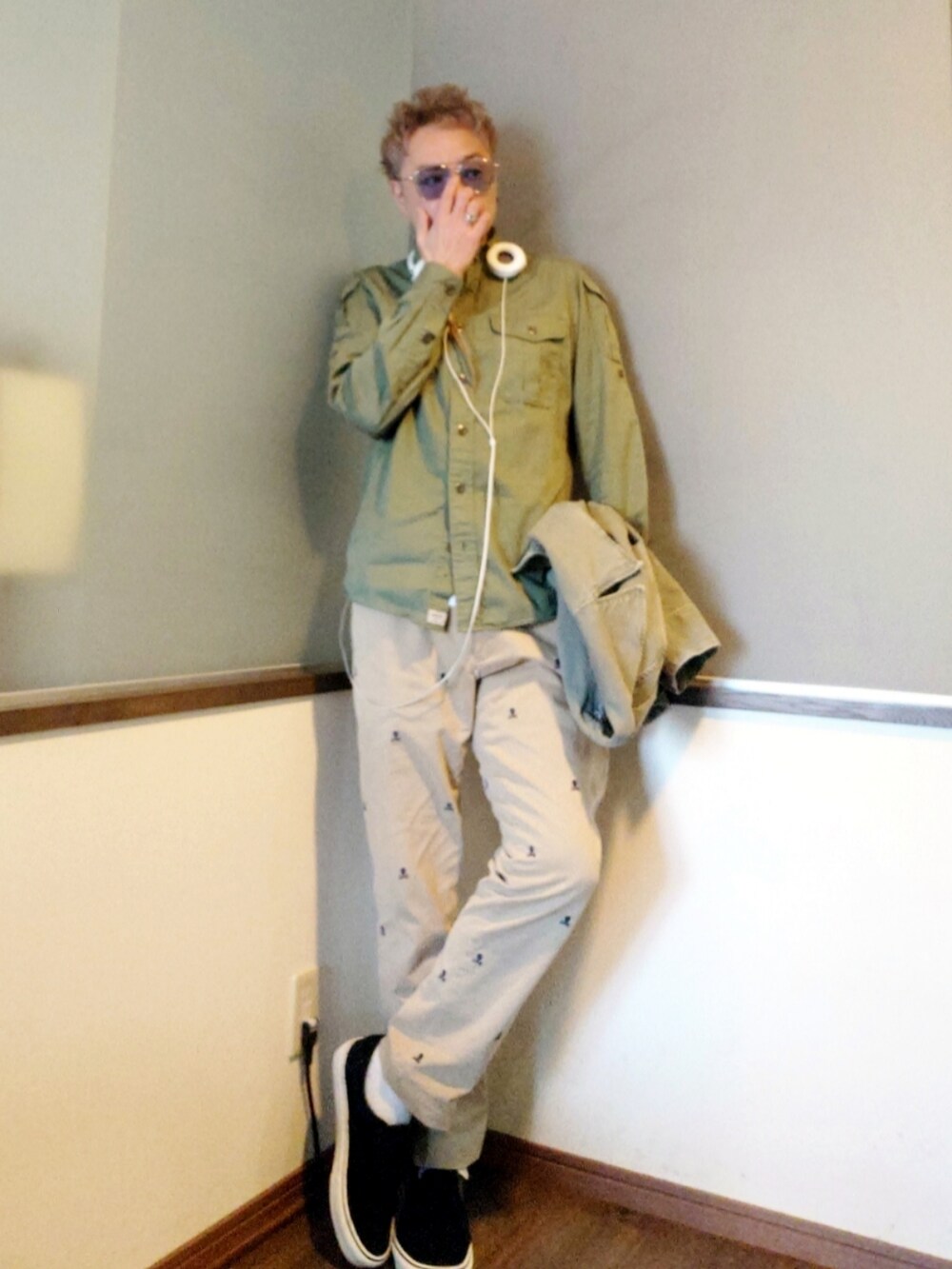 グリーン系のトレンチコート、グリーン系のシャツ/ブラウス、ベージュ系のチノパンツを着用したメンズの春コーディネートの2枚目の写真