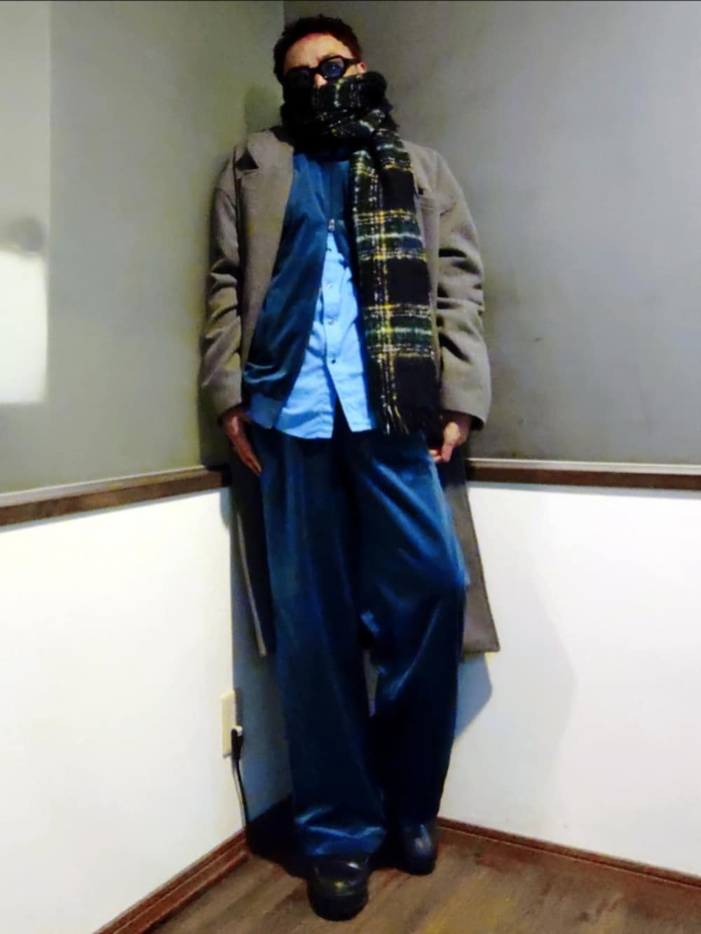 ブルー系のブルゾン、ブルー系のその他パンツ、ブラック系のスニーカーを着用したメンズの冬コーディネートの2枚目の写真