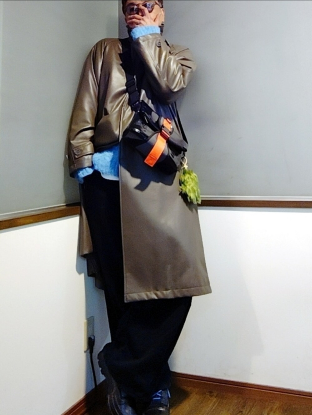 ブラック系のスウェットパンツ、ブルー系のニット/セーター、ブラック系のショルダーバッグを着用したメンズの冬コーディネートの2枚目の写真